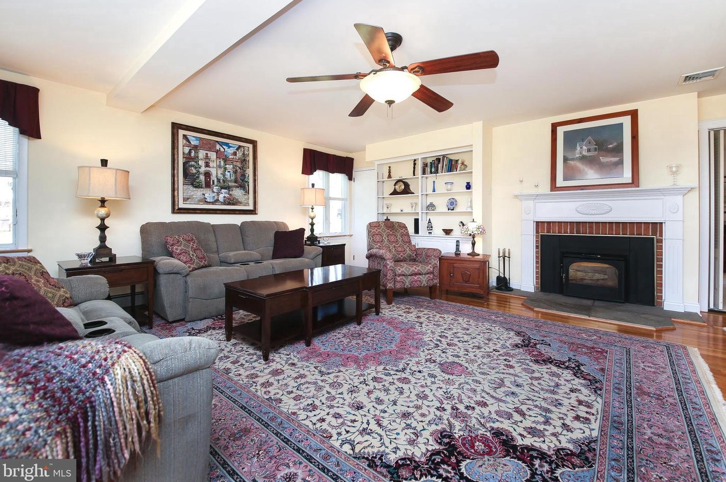 114 White Oak Rd, North Wales PA  19454-2450 exterior