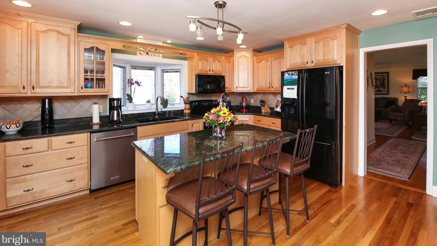 114 White Oak Rd, North Wales PA  19454-2450 exterior