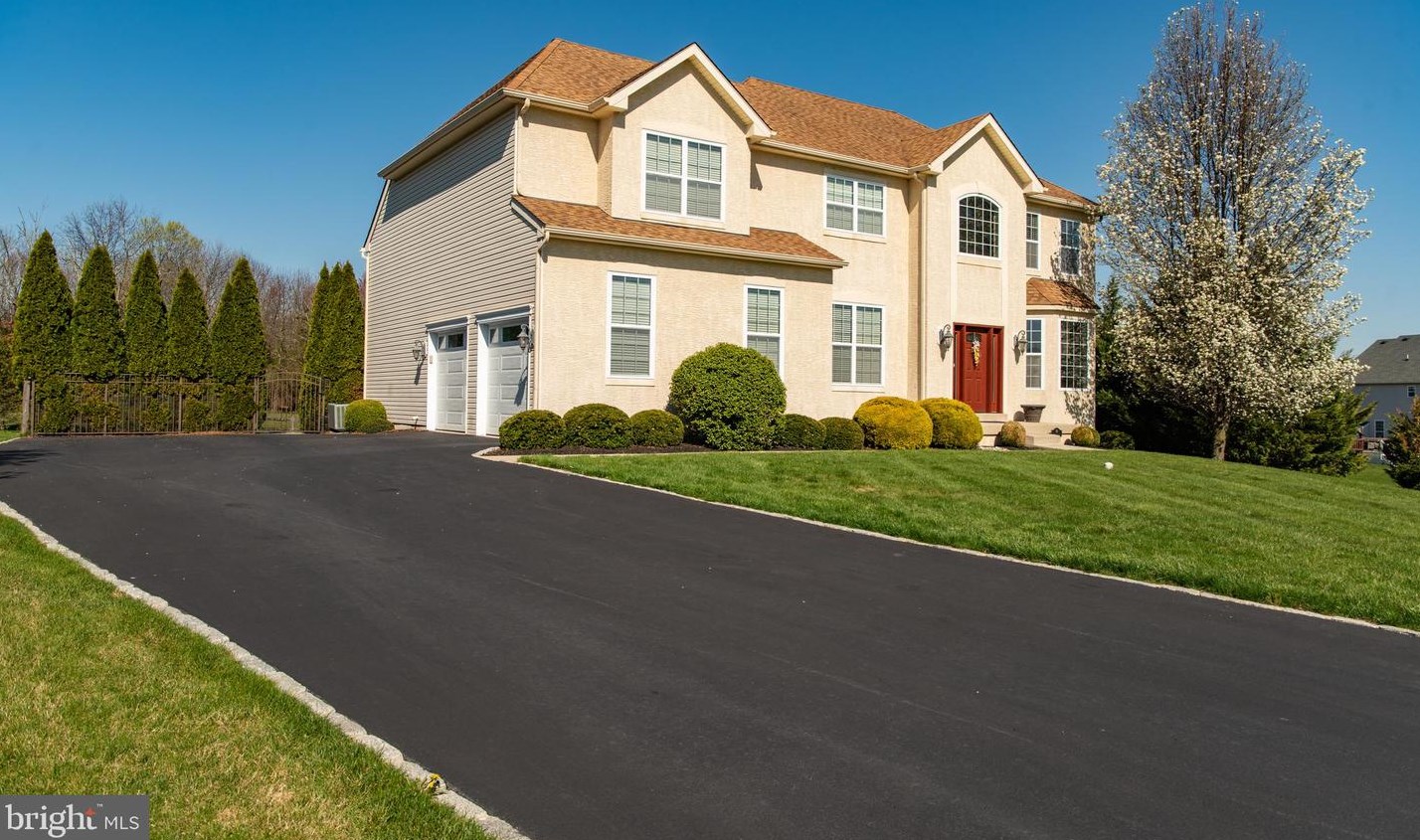 80 Oak Creek Dr, Limerick, PA 19468
