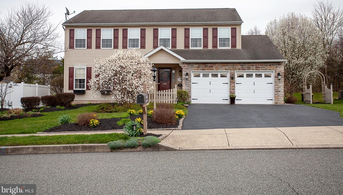 2424 Lomara Dr, Pottstown, PA 19464