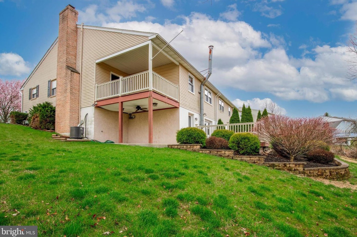 105 Stayman Dr, North Wales PA  19454-1433 exterior