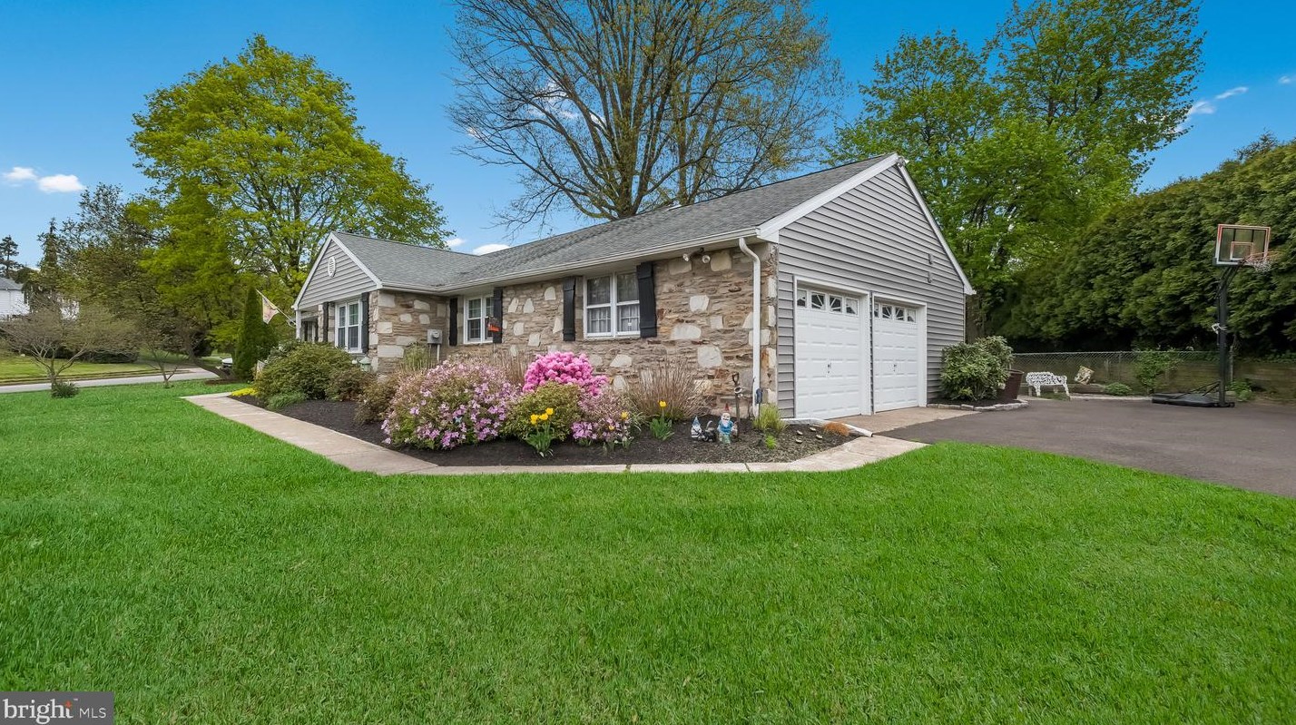 1033 Corn Crib Dr, Huntingdon Valley, PA 19006