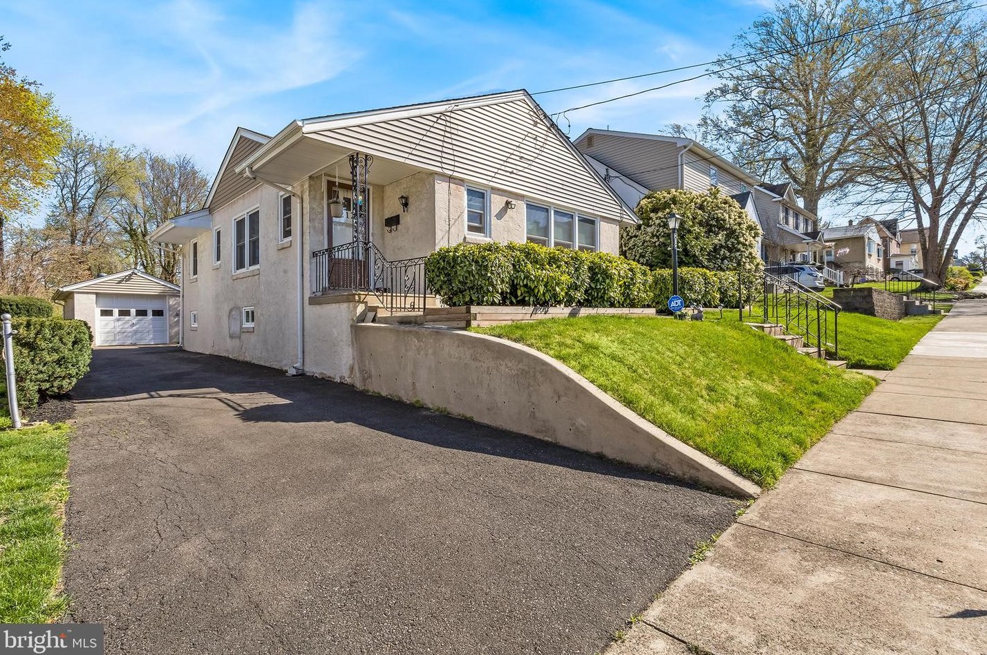 212 Blake Ave, Meadowbrook PA  19046-4211 exterior