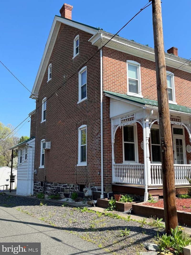 215 4th St, East Greenville, PA 18041-1641