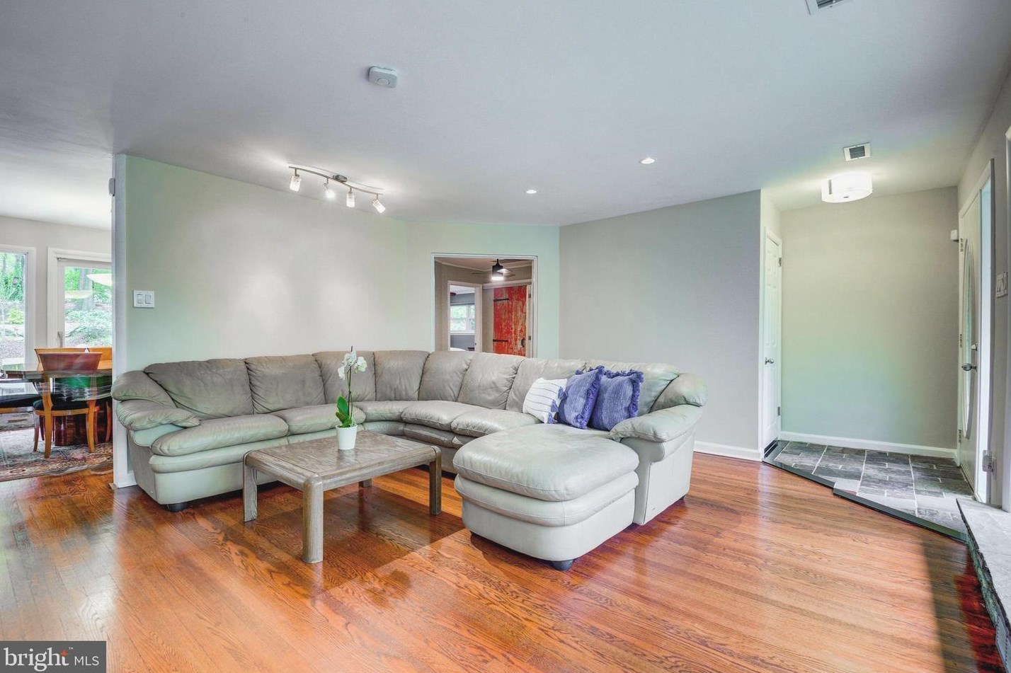 2115 Willow Brook Dr, Huntingdon Valley, PA 19006