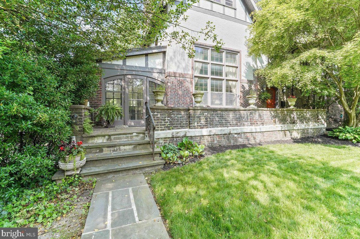 128 Rolling Rd, Cynwyd, PA 19004