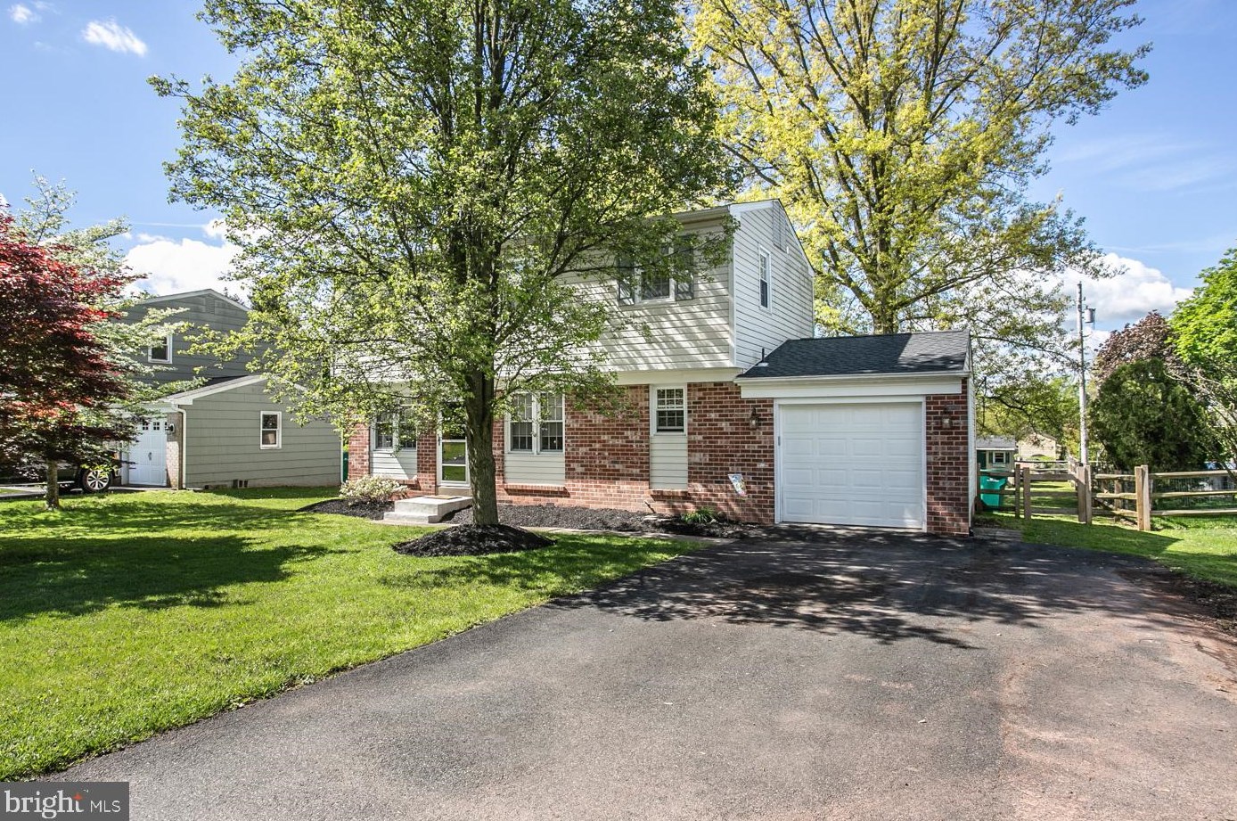 1011 Lake Ln, Red Hill, PA 18073-1609