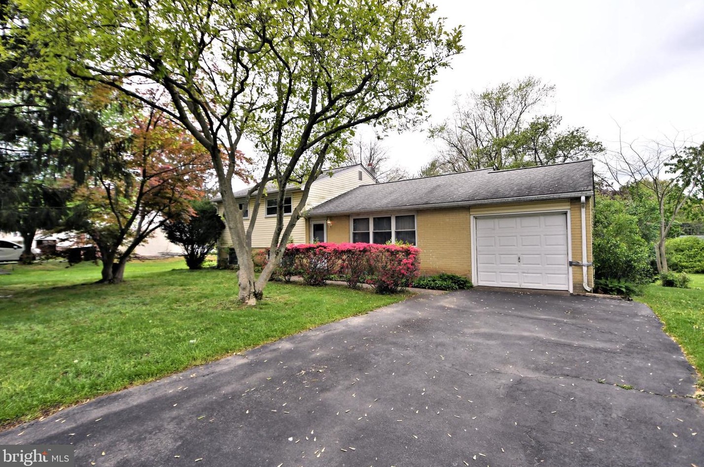 1437 Marlyns Ln, North Wales, PA 19454-2207