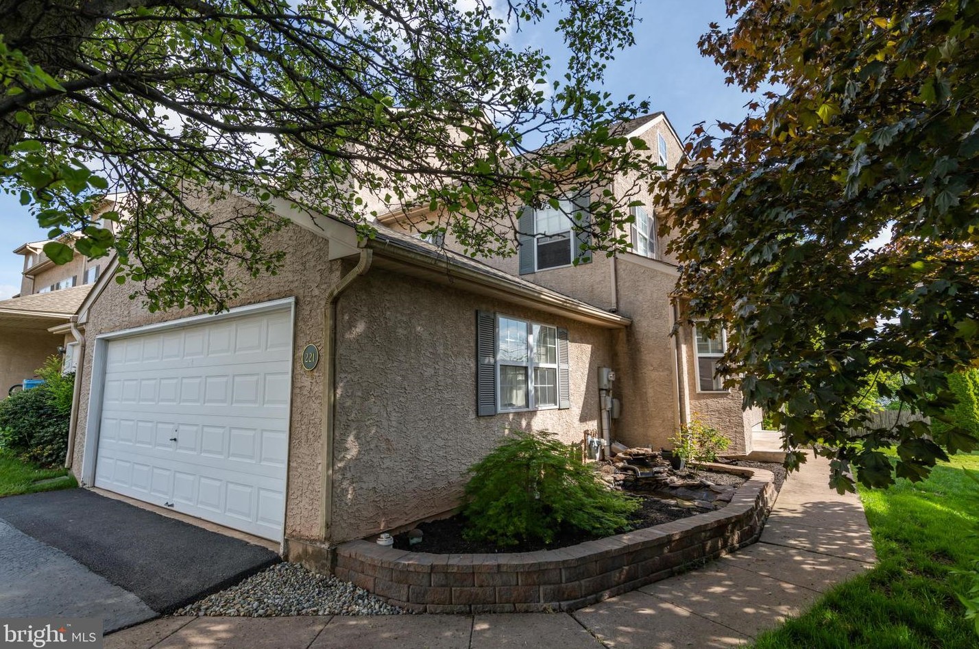 221 Parkview Dr, Souderton, PA 18964