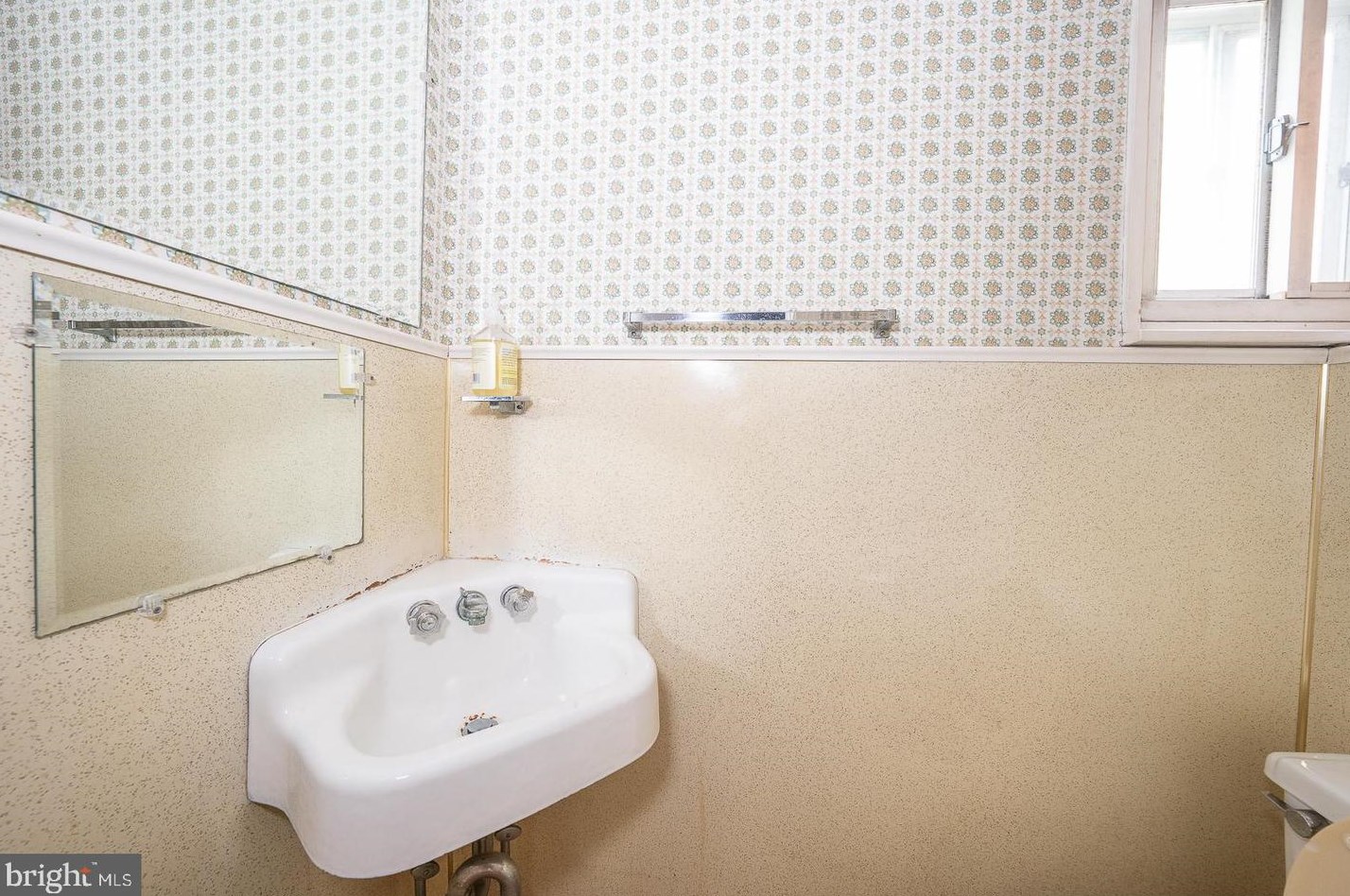 254 Hathaway Ln, Penn Wynne PA 19096-1924 exterior