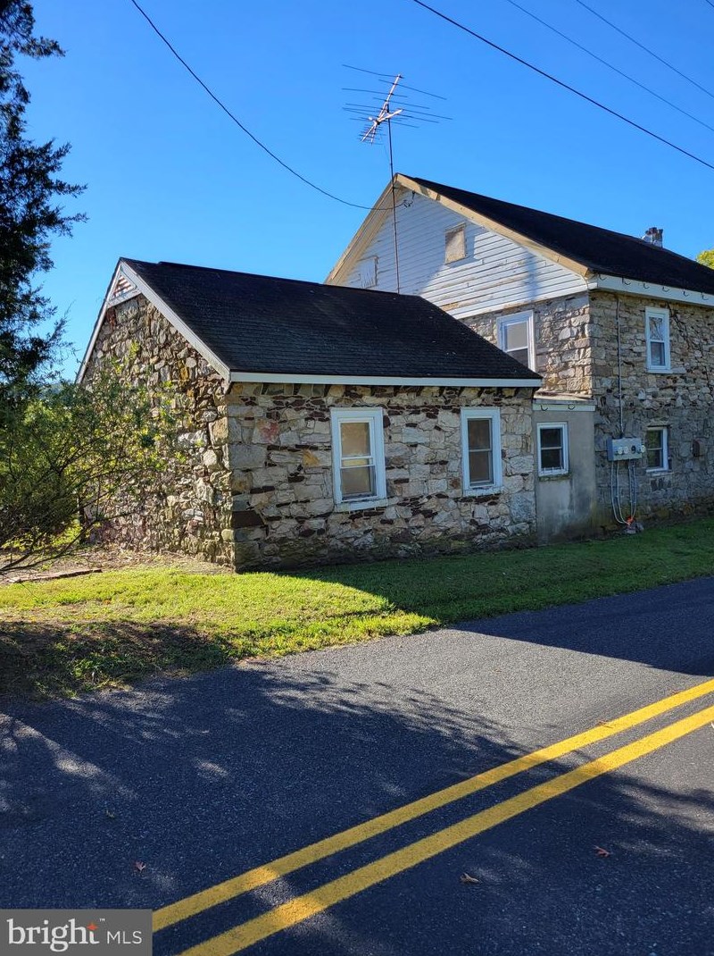 2095 Hosensack Rd, Palm, PA 18070-1011