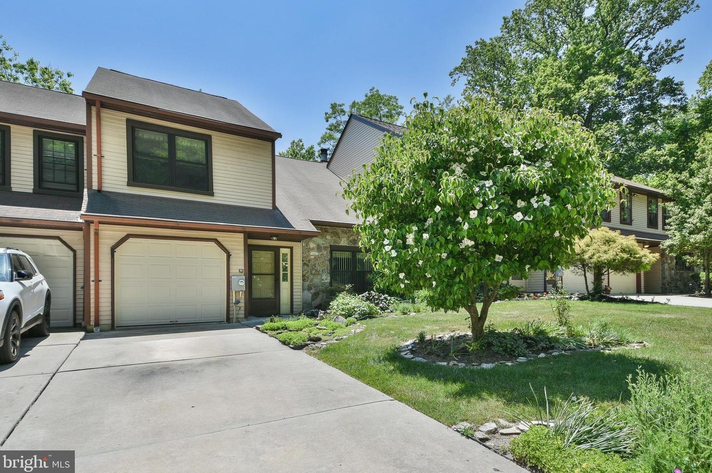 8532 Trumbauer Dr, Ardsley, PA 19038-7451
