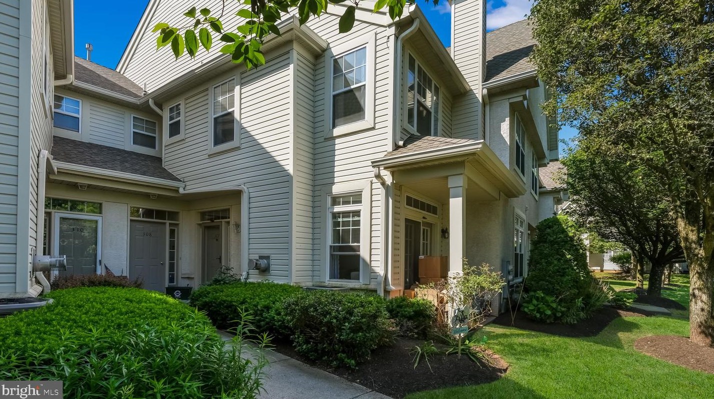 307 Dresher Woods Dr, Dresher, PA 19025