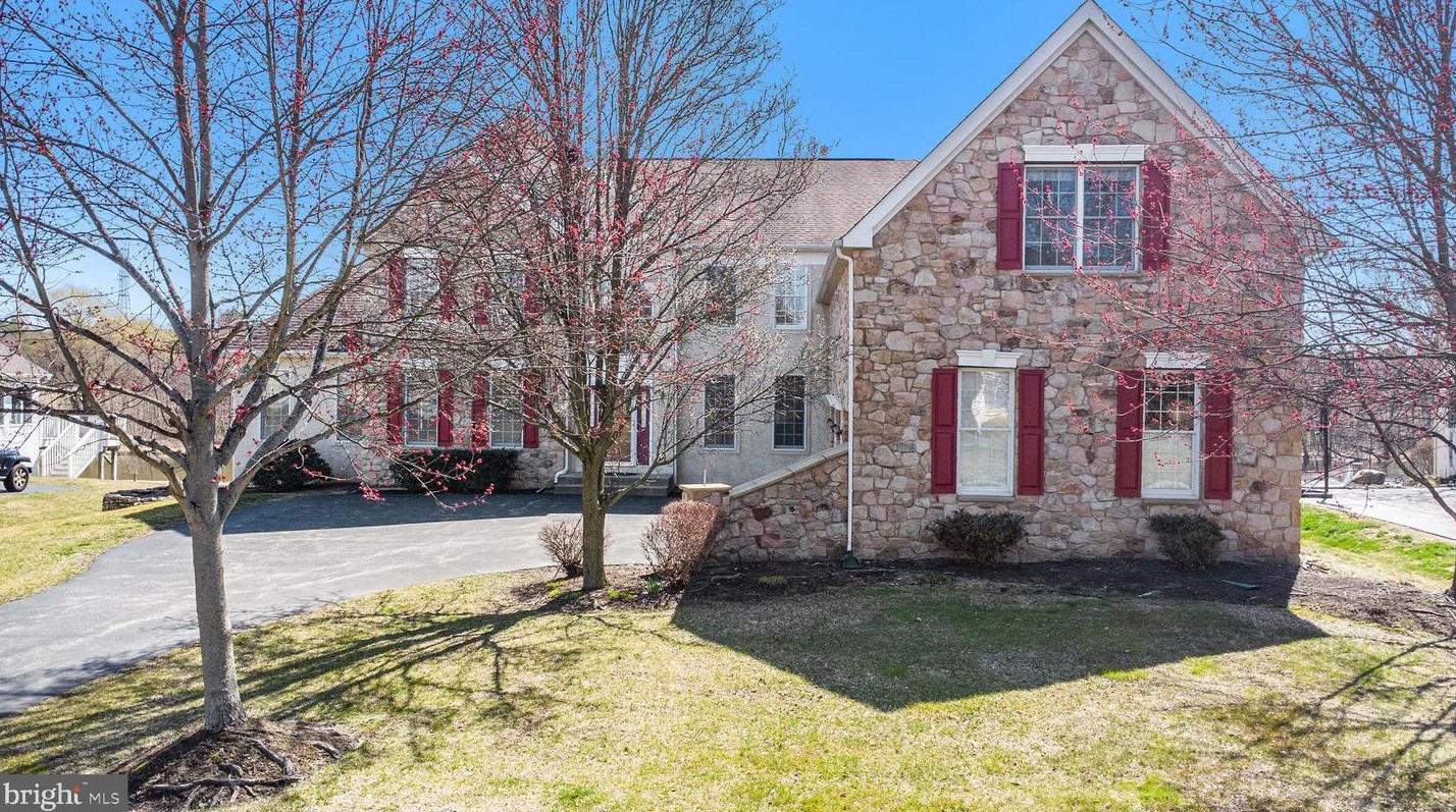 708 Willowbend Dr, Blue Bell, PA 19422