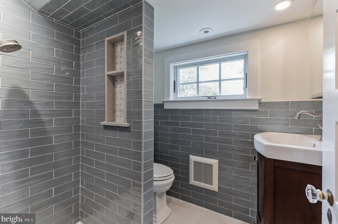 200 Smt Ave, Meadowbrook PA 19046-3110 exterior