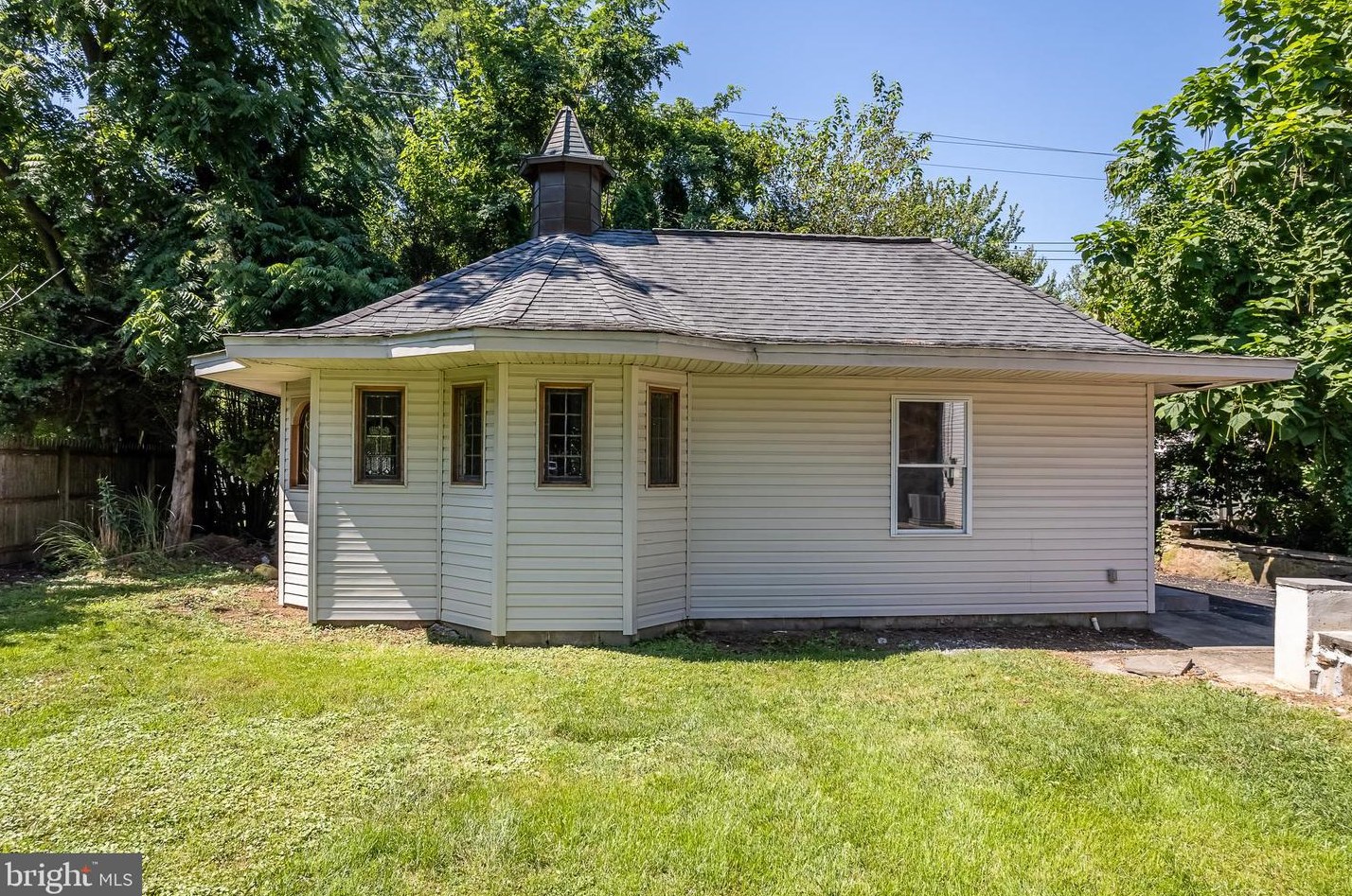 102 Weber Rd, North Wales PA  19454-2230 exterior