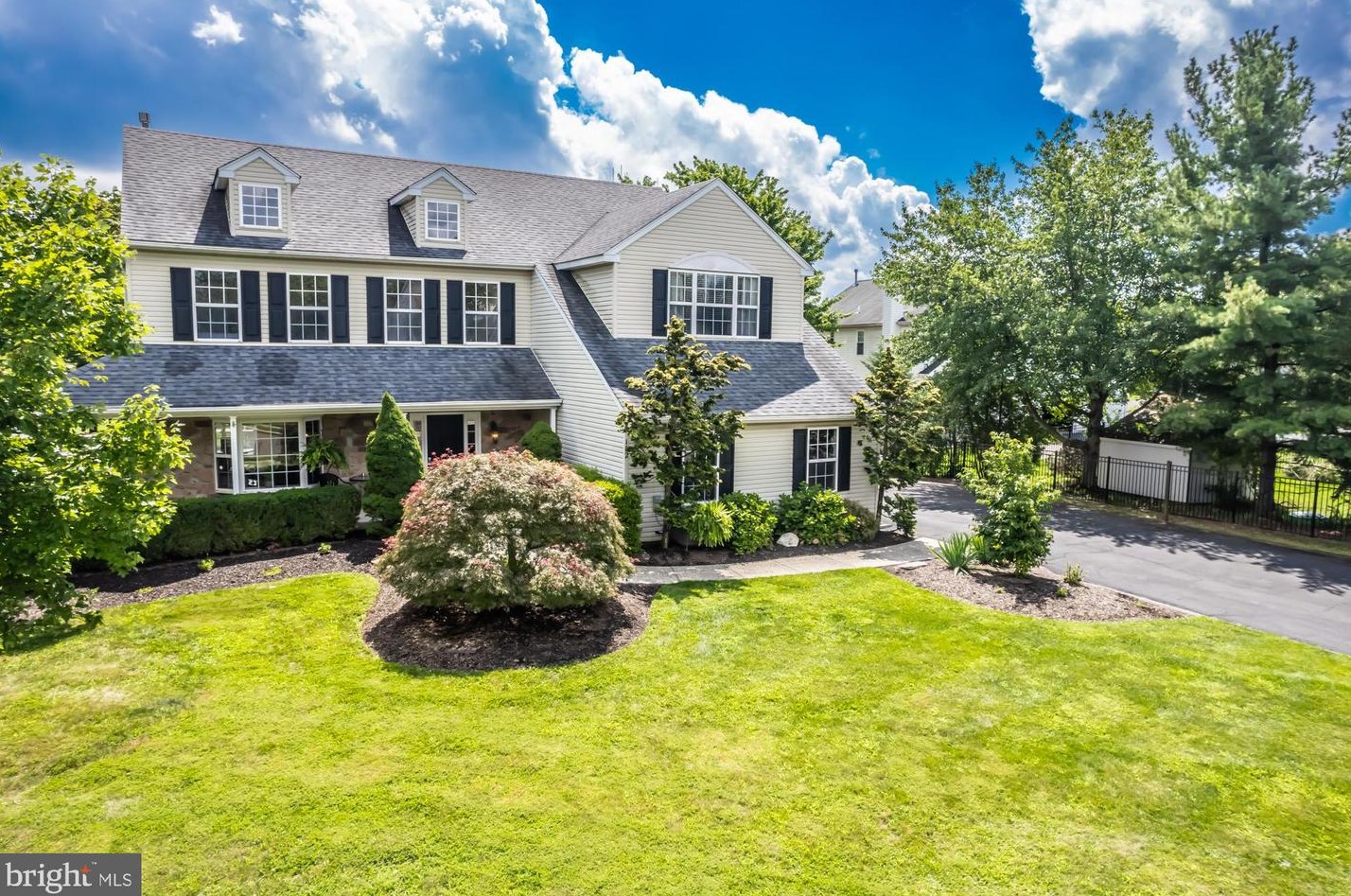102 Chamberlain Cir, North Wales, PA 19454-1656