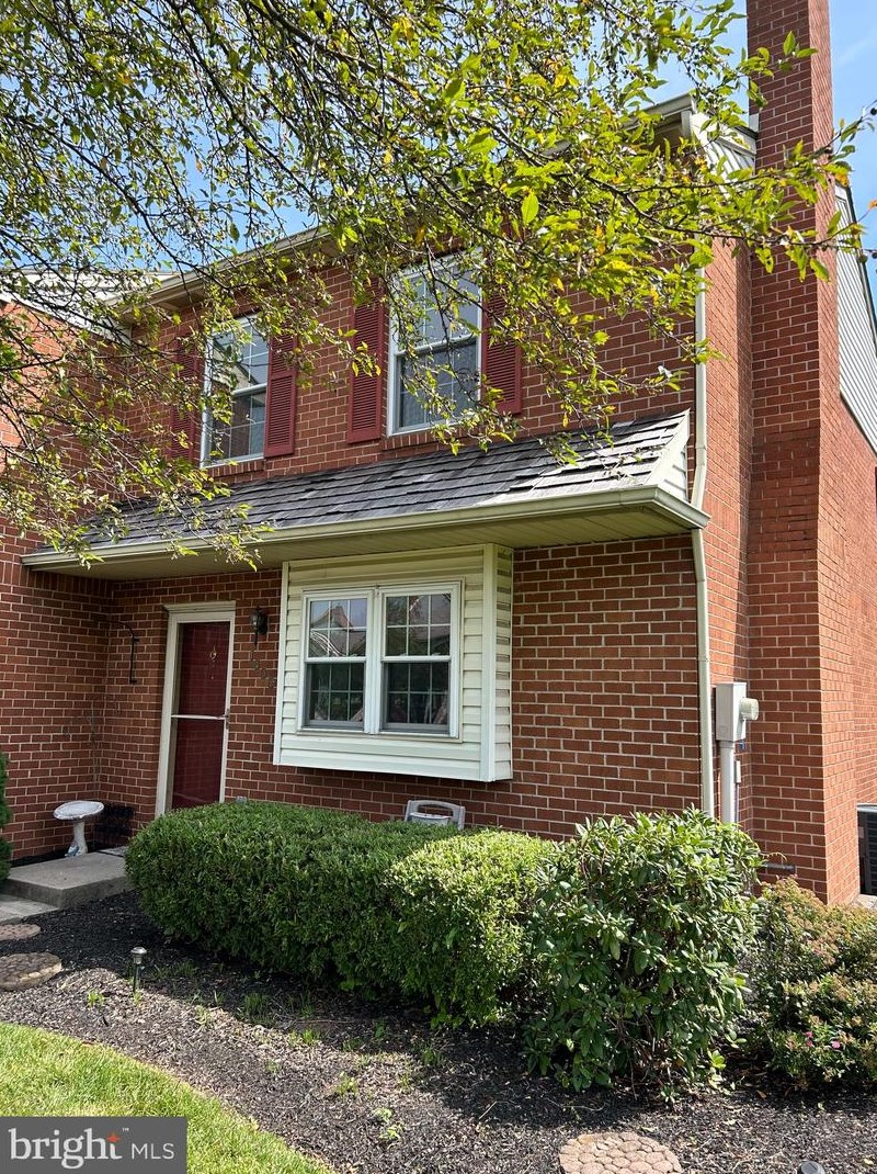1606 Village Green Dr, Gilbertsville, PA 19525