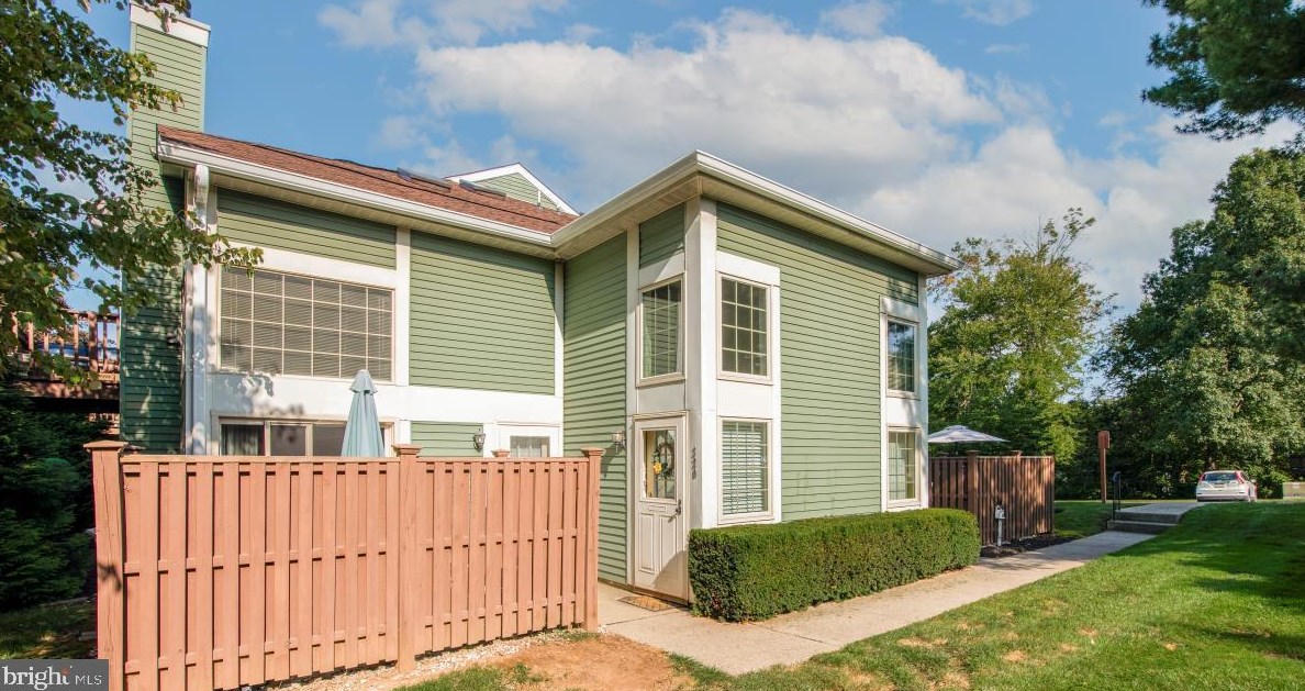 320 Green Meadow Ln, Horsham, PA 19044-1970