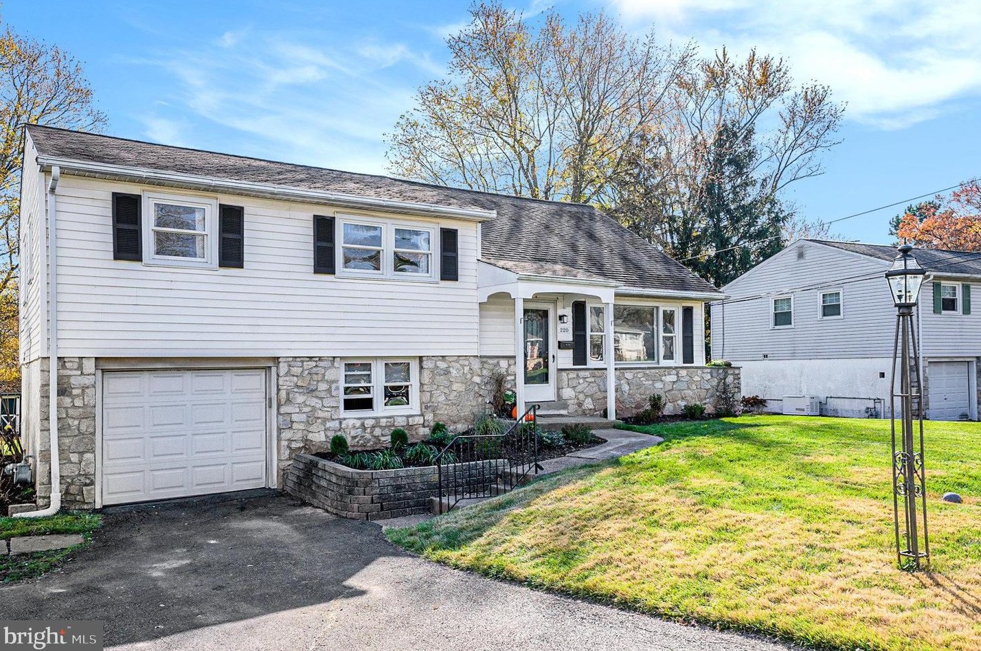 220 Woodlawn Dr, Lansdale, PA 19446