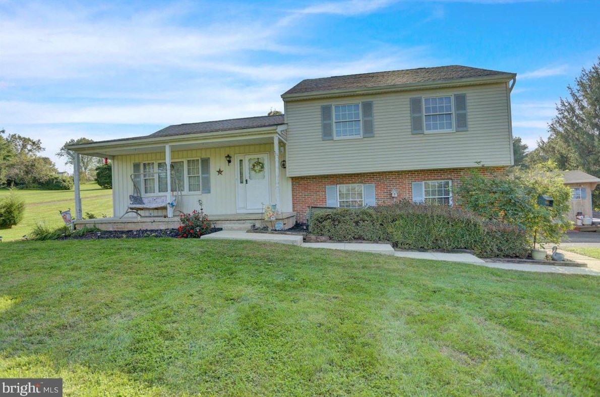 8 Windward Dr, Dale, PA 19504