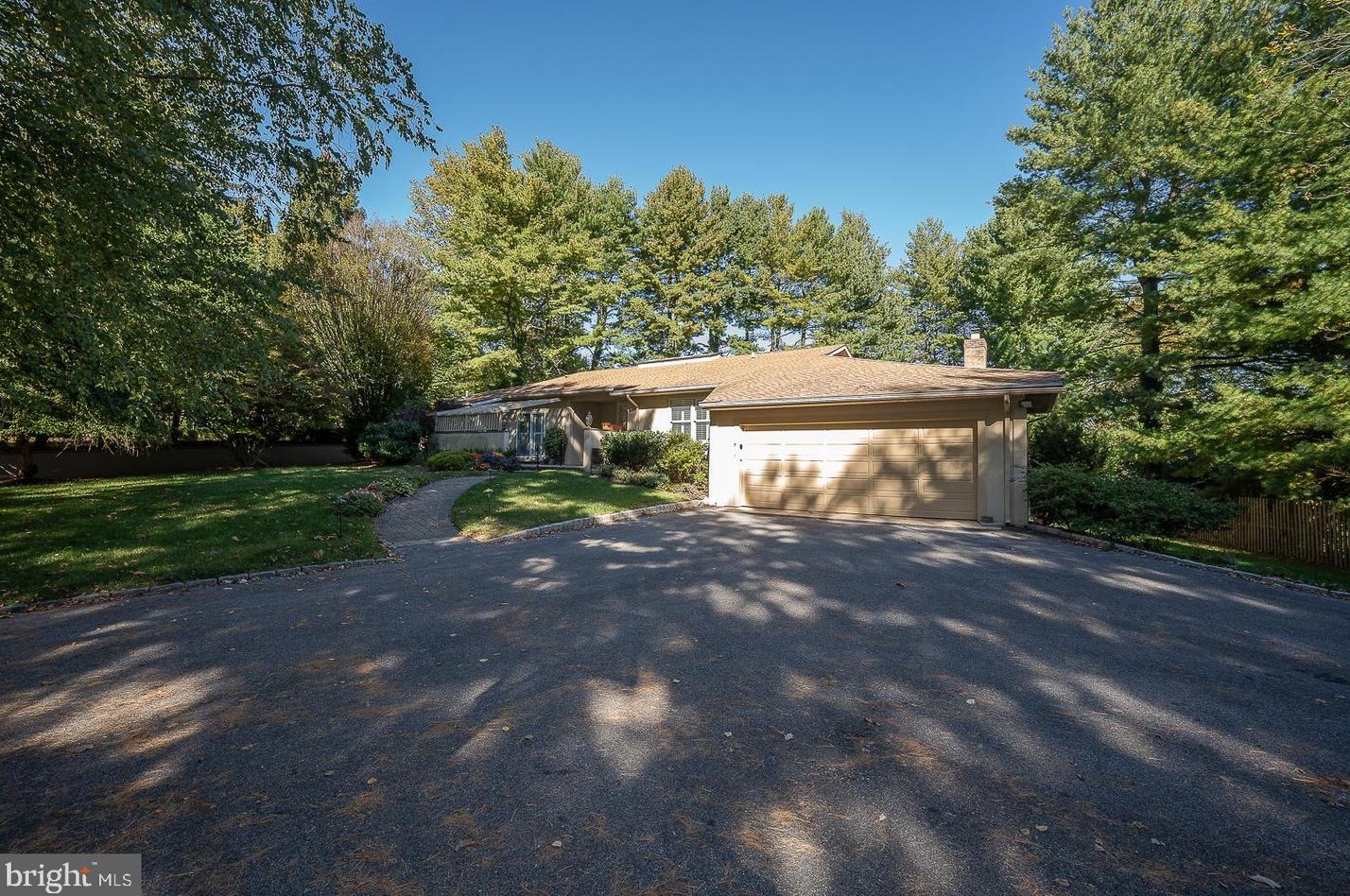 515 Waldron Park Dr, Haverford, PA 19041