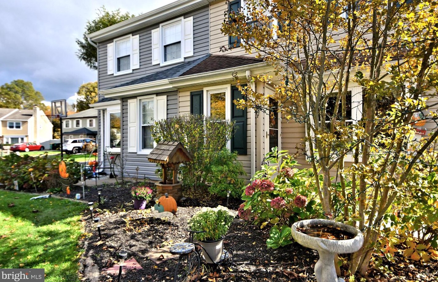14 Brownstone Dr, Horsham, PA 19044