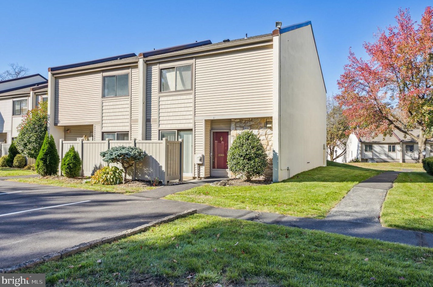 37 Twin Brooks Dr, Willow Grove, PA 19090