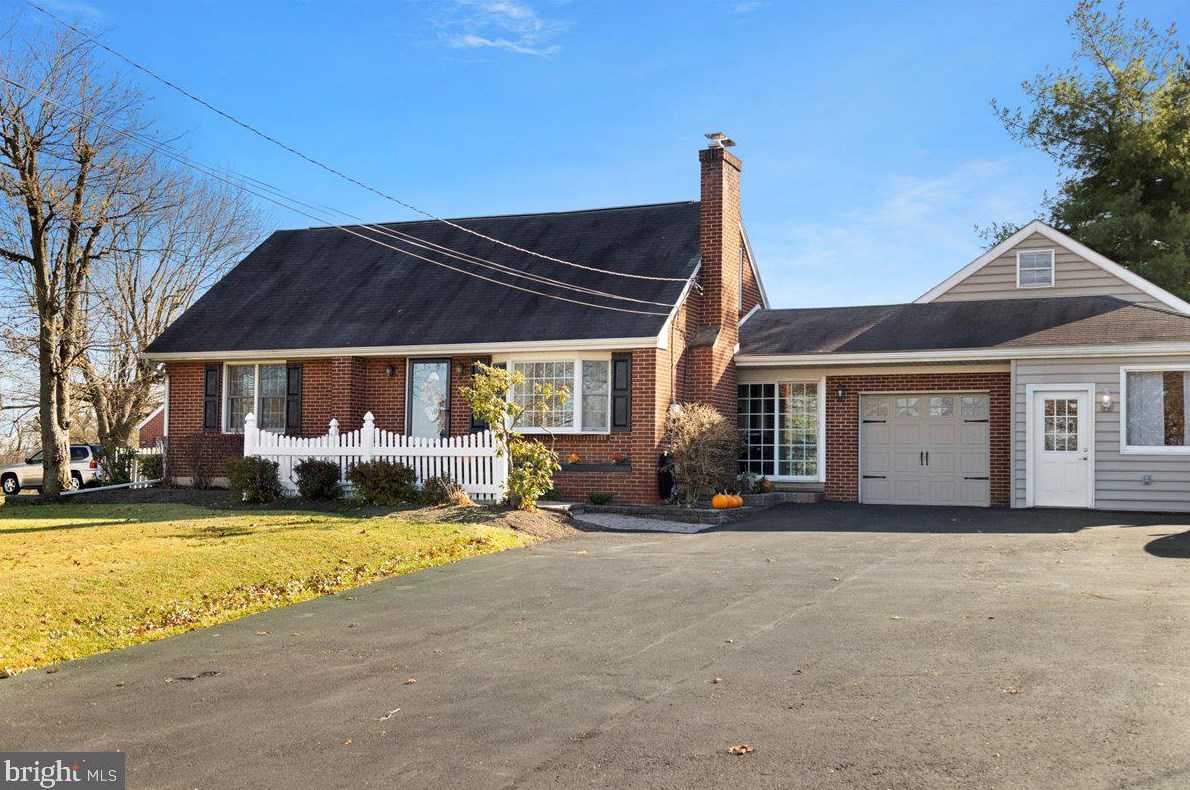 2796 N Charlotte St, Gilbertsville, PA 19525