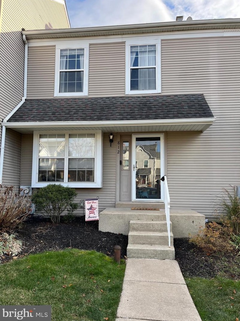 812 Treetop Ln, Norristown, PA 19403