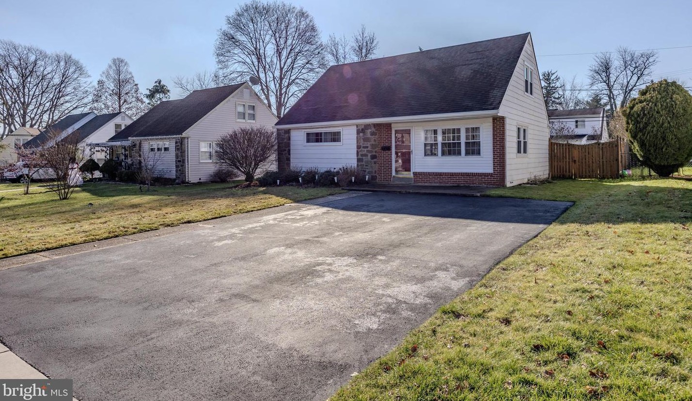 14 Oxford Cir, Norristown PA  19403-2939 exterior