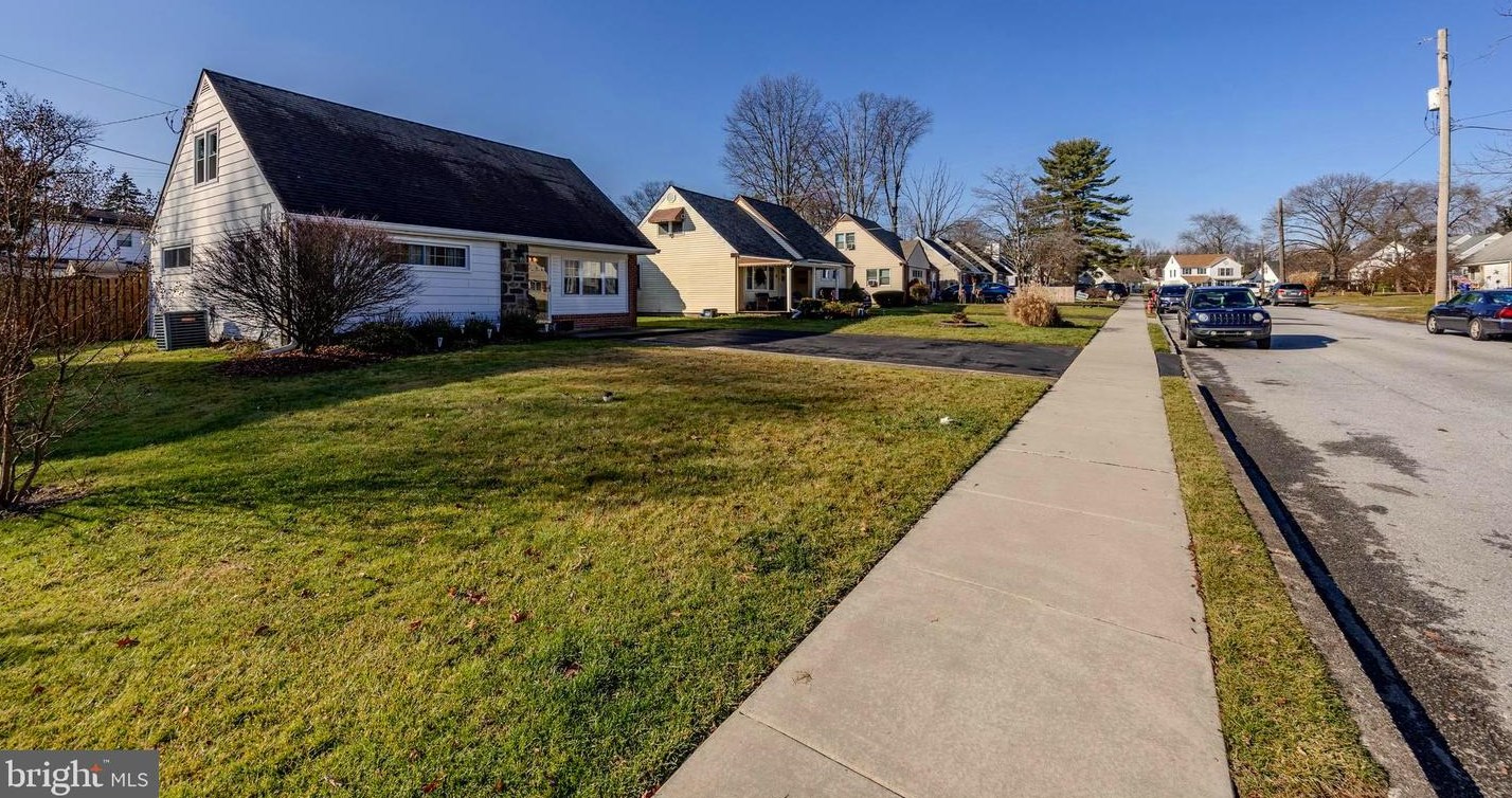 14 Oxford Cir, Norristown PA  19403-2939 exterior