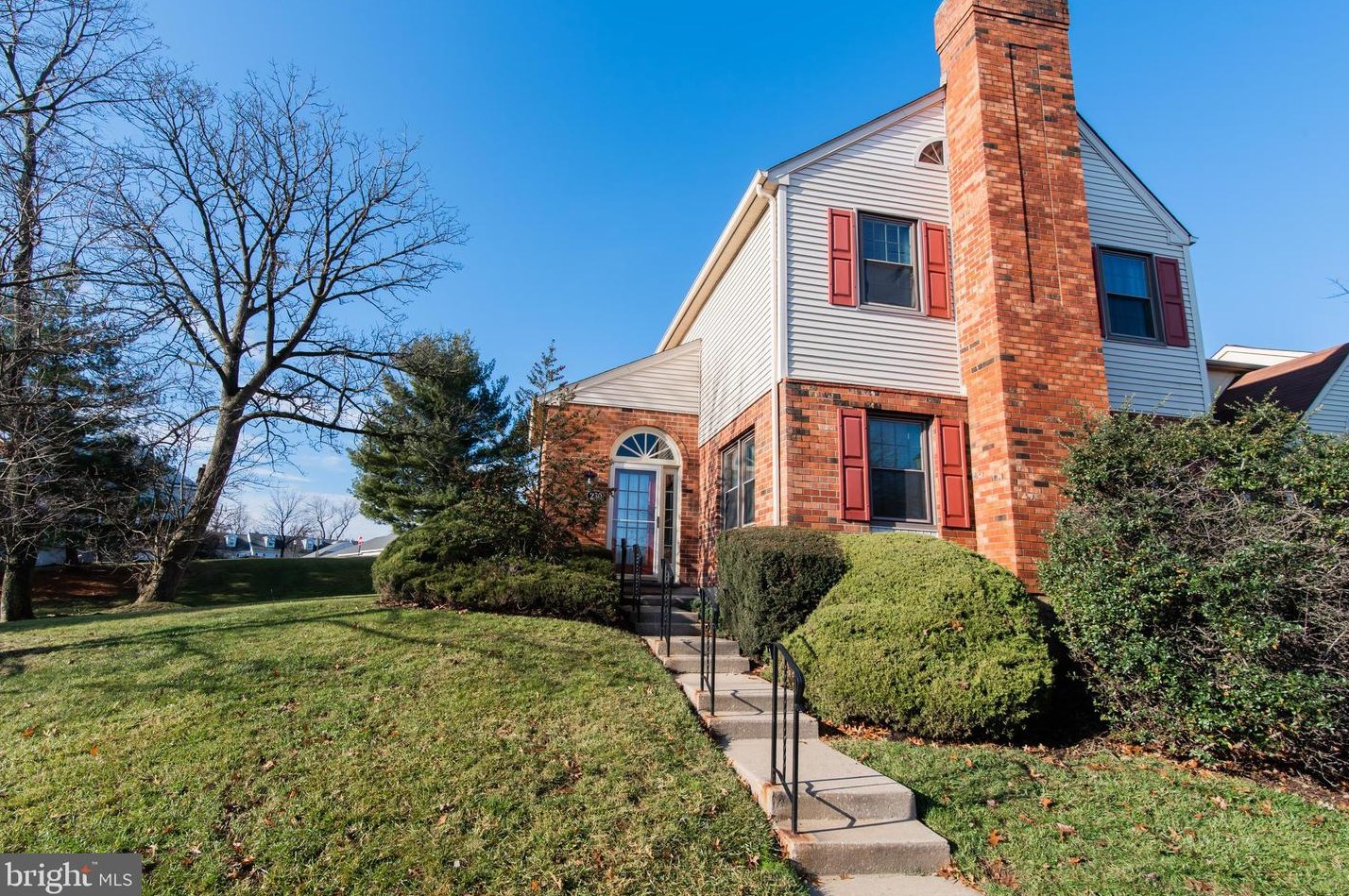 230 Stone Ridge Dr, Norristown, PA 19403-5218