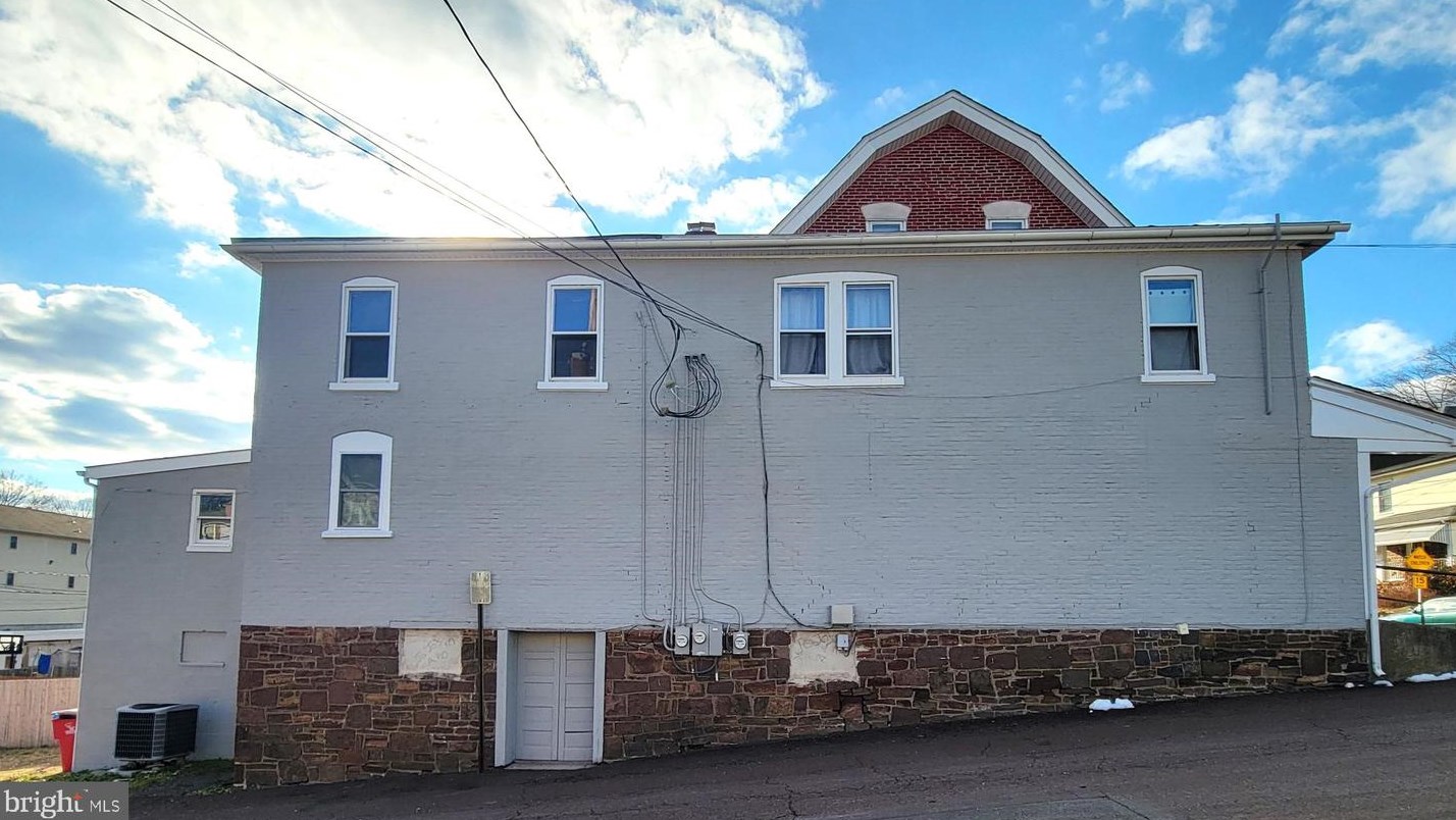 10 Hillside Ave, Souderton PA  18964-1706 exterior