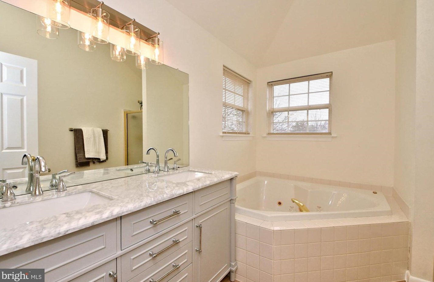 212 Brenton Cir, Harleysville PA  19438-2022 exterior