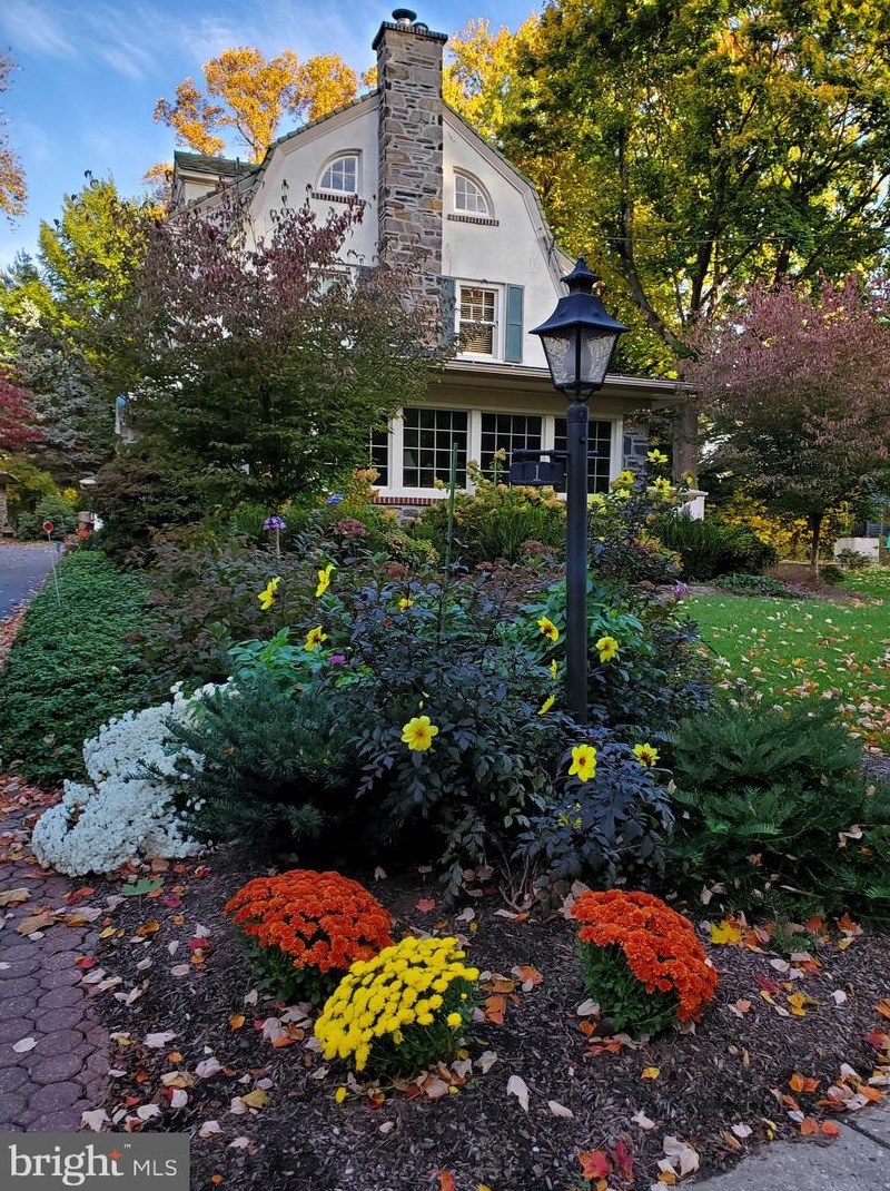1 Lodges Ln, Cynwyd, PA 19004-2624