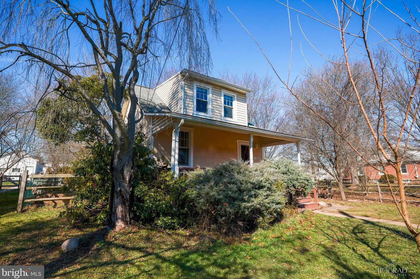 61 W Lambert St, Hatfield, PA 19440
