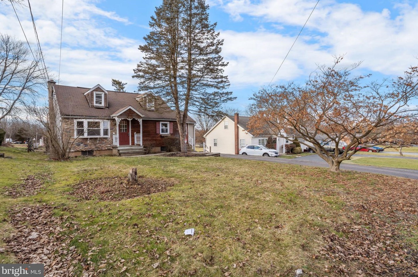 2787 N Charlotte St, Gilbertsville, PA 19525