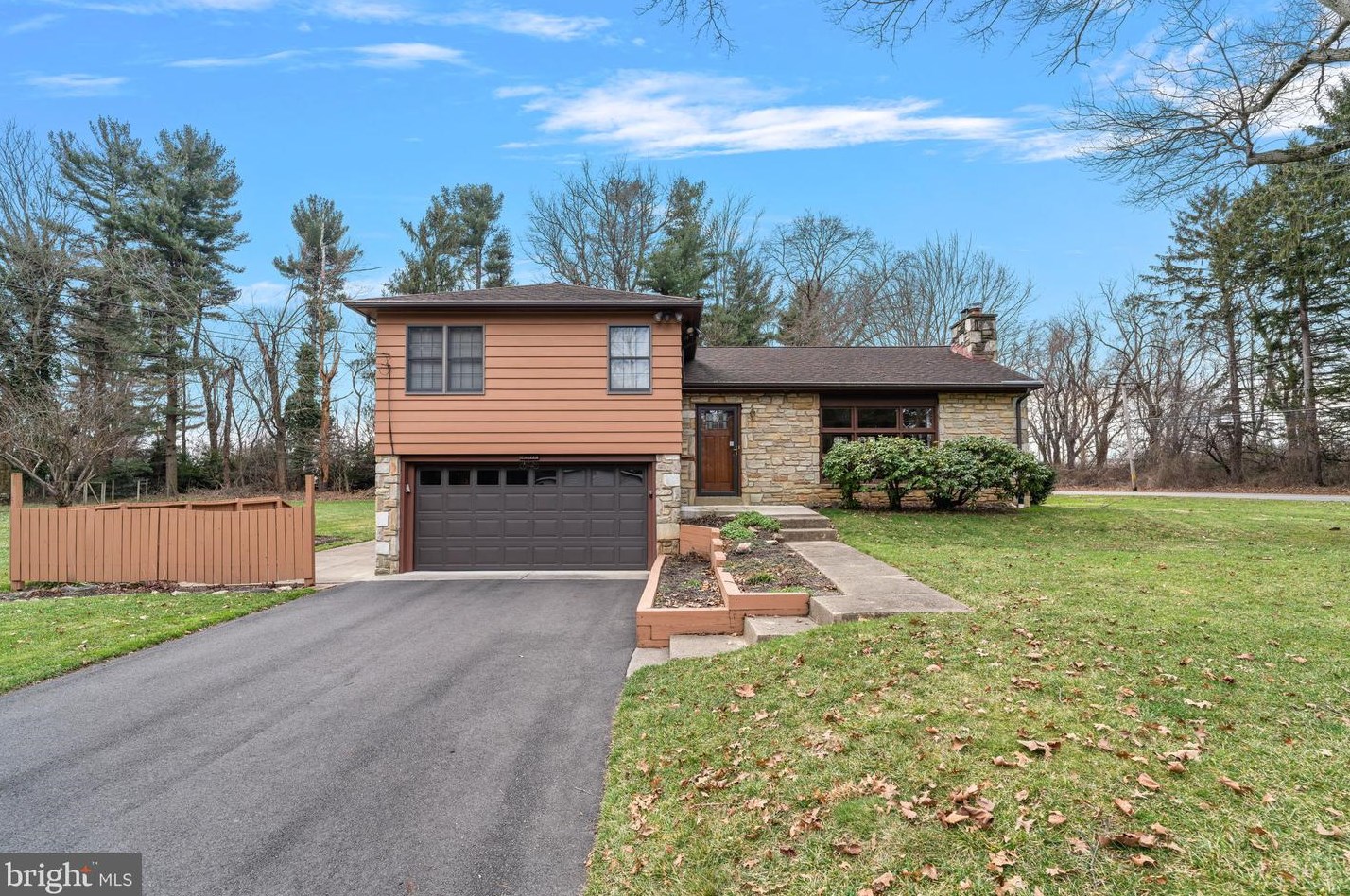 690 Woodward Dr, Huntingdon Valley, PA 19006