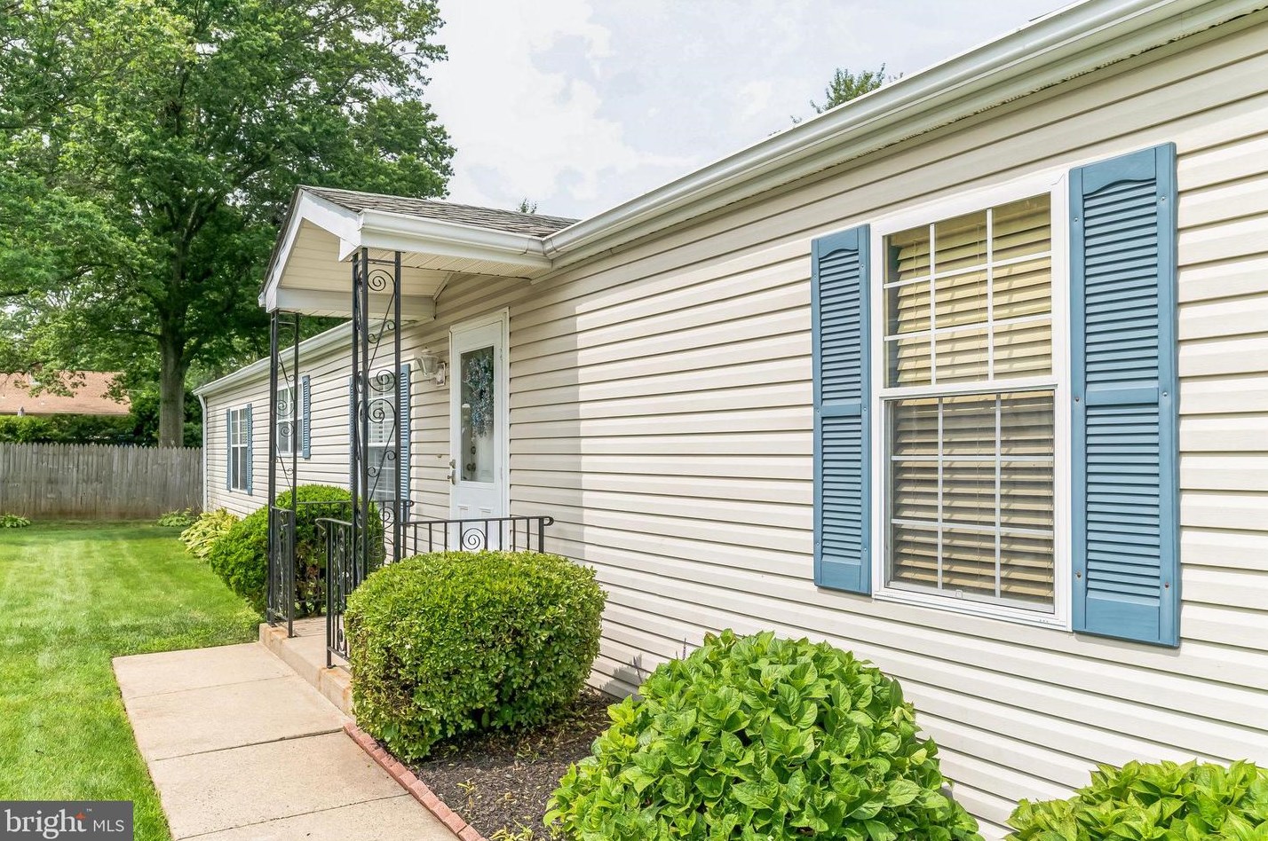 1091 Jfk Dr, North Wales, PA 19454-2362