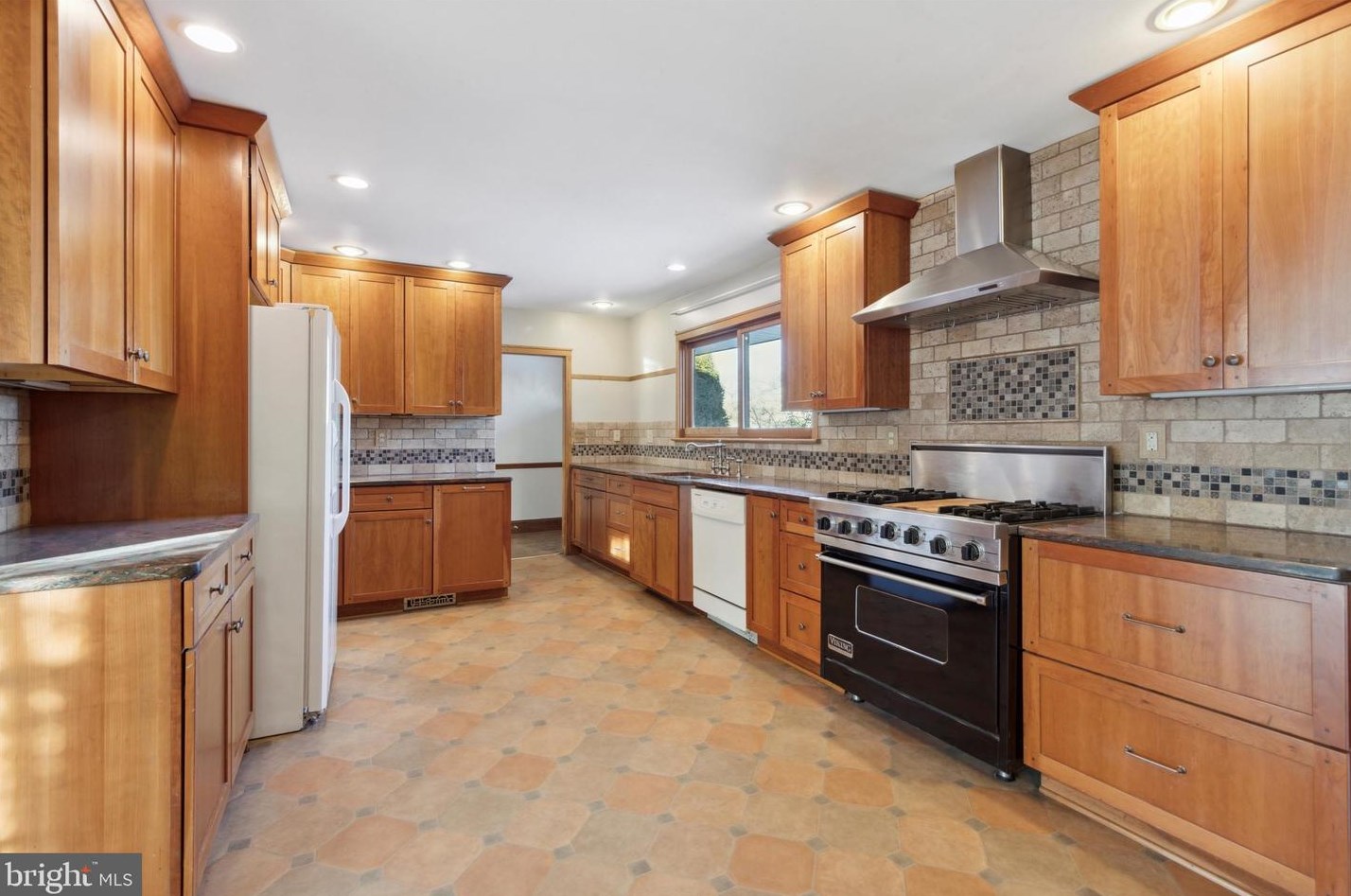 39 Red Oak Rd, Oreland, PA 19075-2111