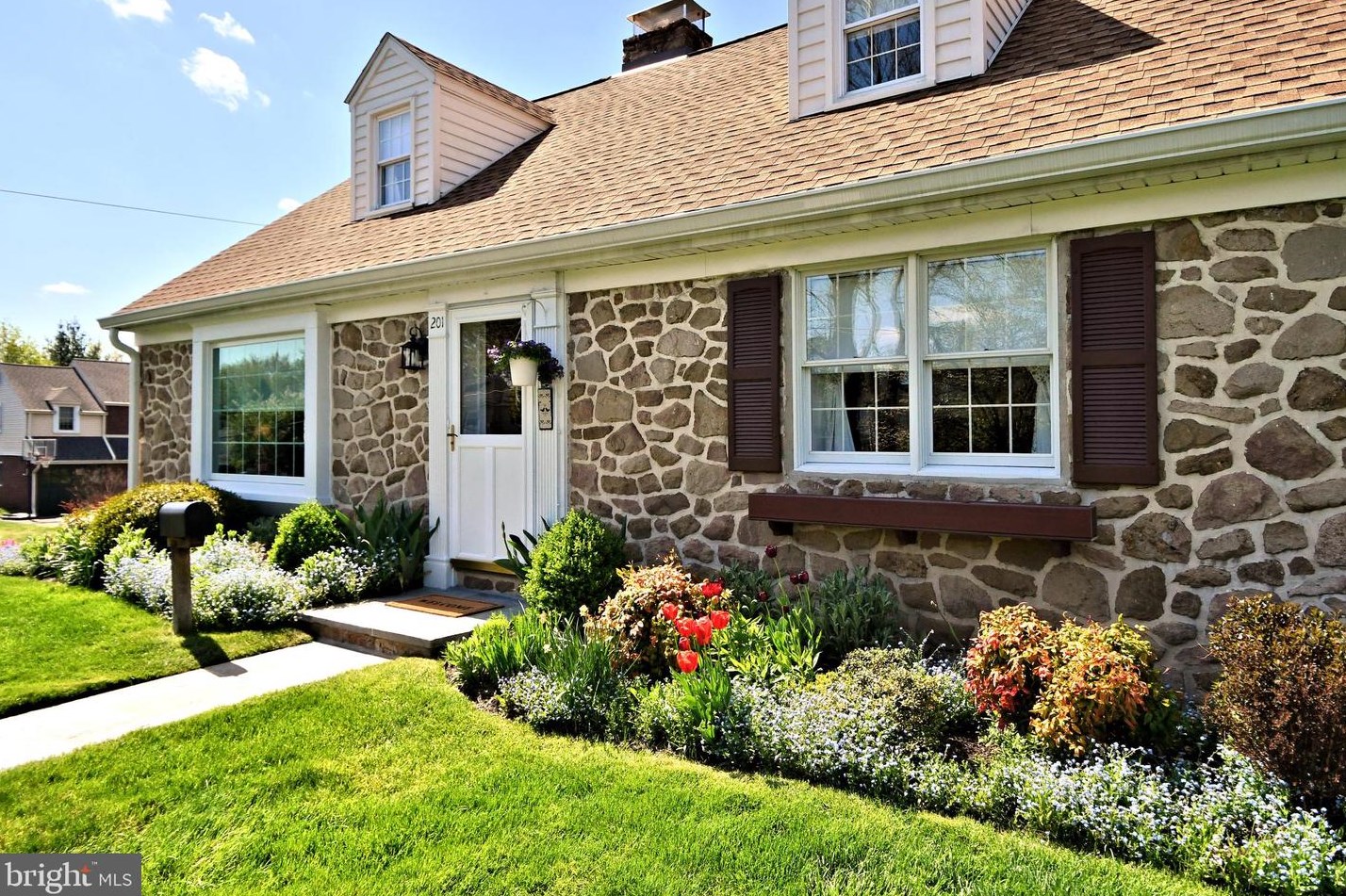 201 Twining Rd, Oreland, PA 19075-1242