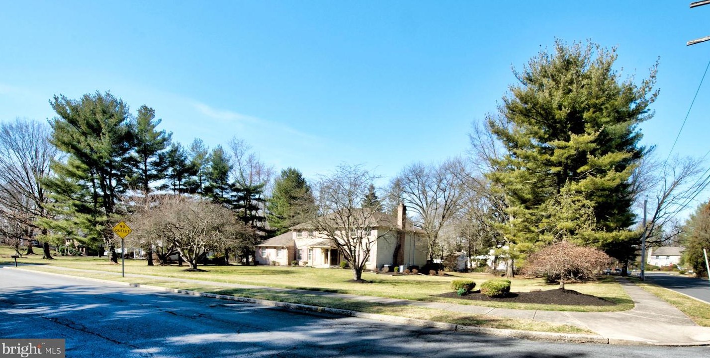 601 Country Club Dr, Blue Bell, PA 19422