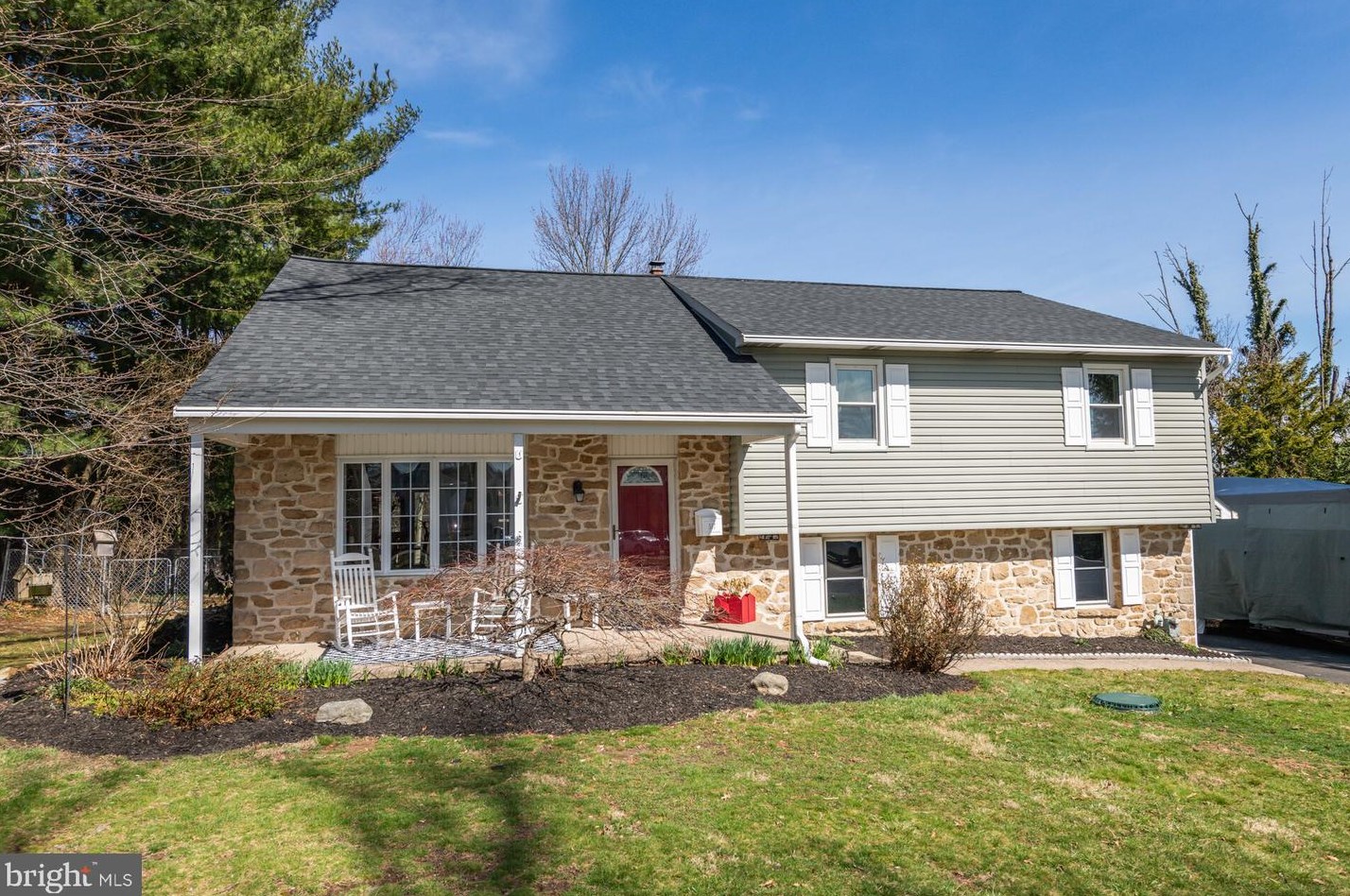 517 Manor House Ln, Willow Grove, PA 19090-3617
