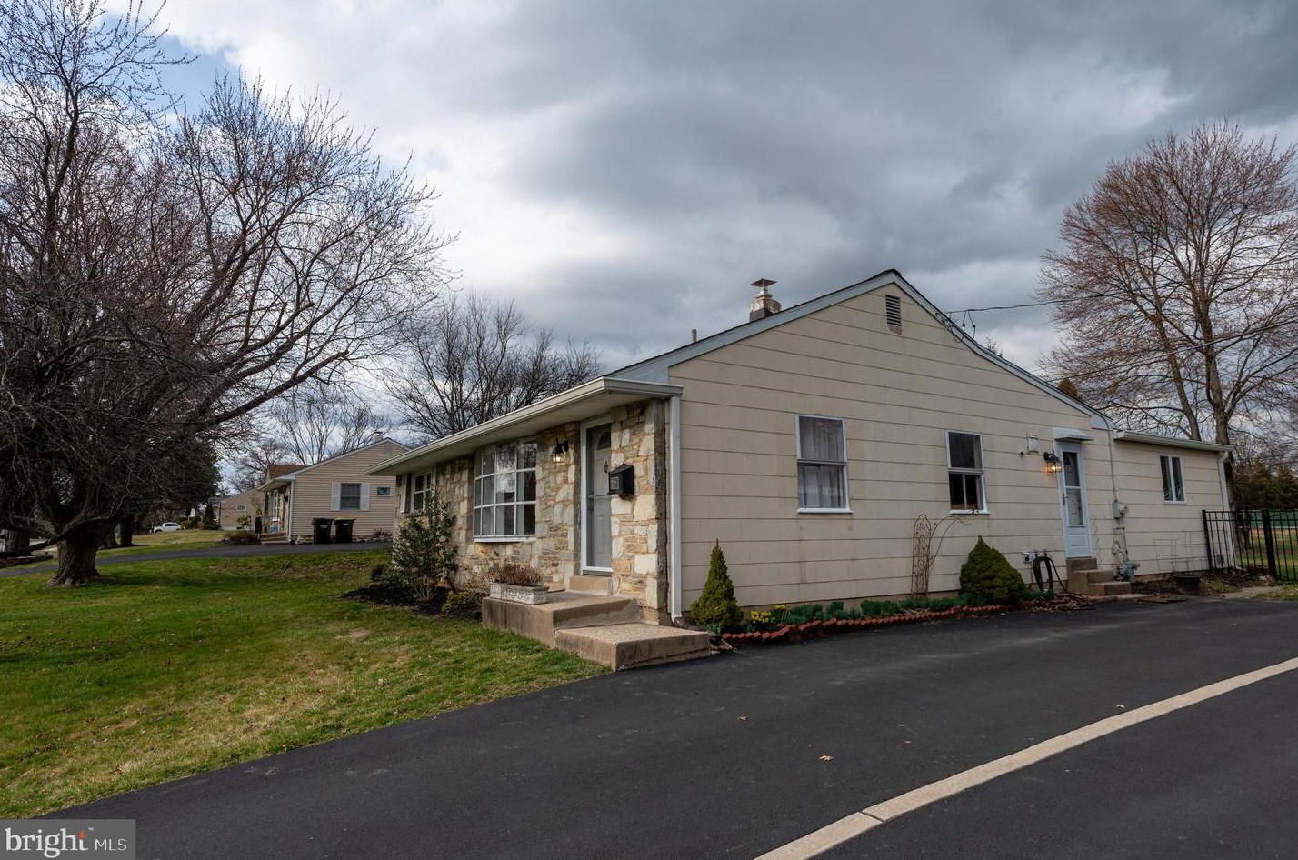 2597 Carrell Ln, Willow Grove, PA 19090