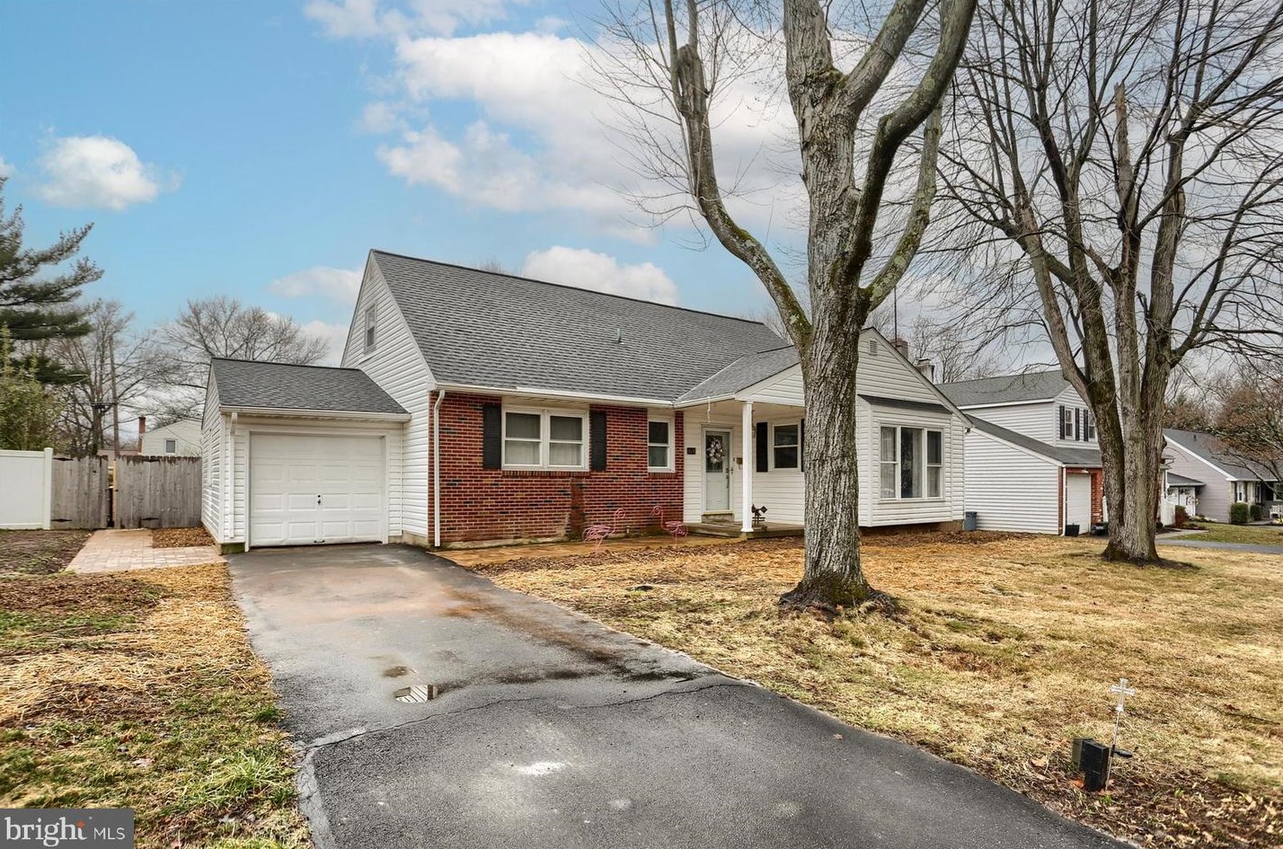 814 Sycamore Dr, Lansdale, PA 19446