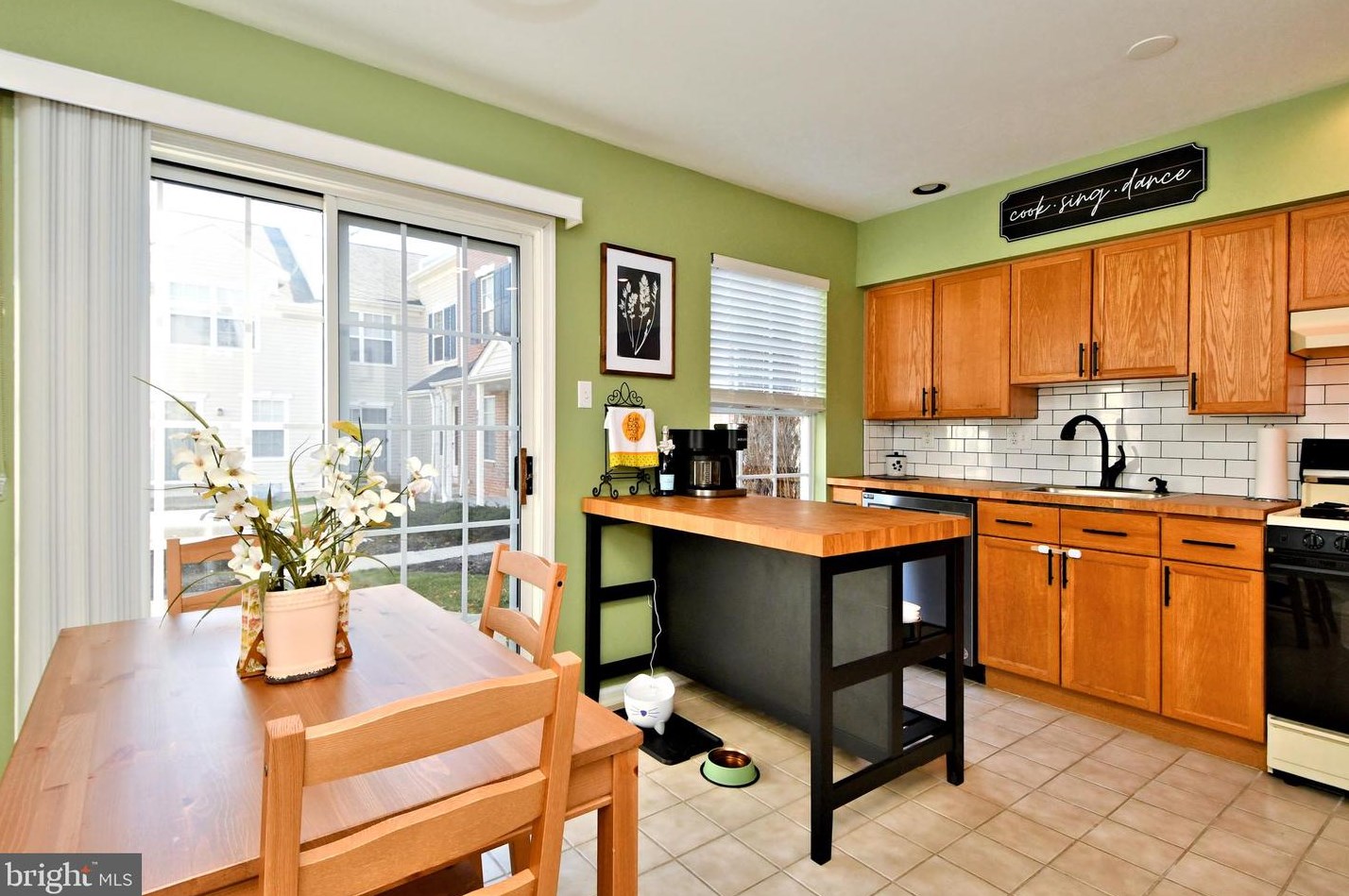 113 Newport Ct, Harleysville PA  19438-3613 exterior