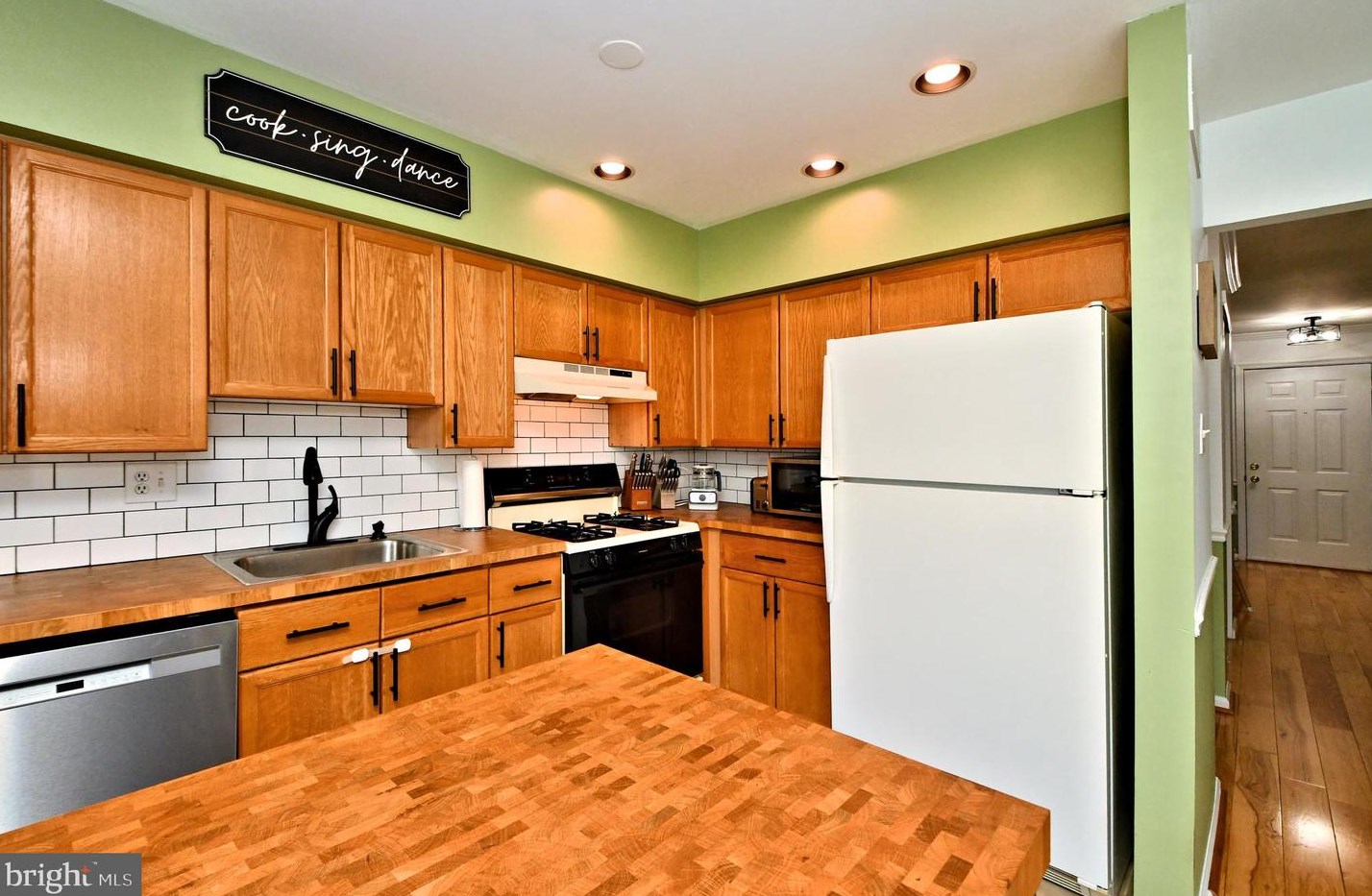 113 Newport Ct, Harleysville PA  19438-3613 exterior