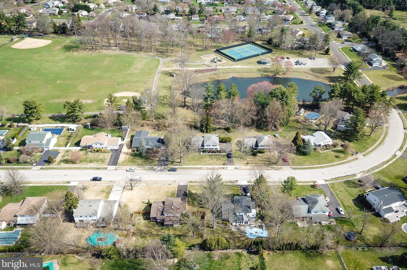 825 Warfield Ln, Huntingdon Valley PA  19006-2107 exterior