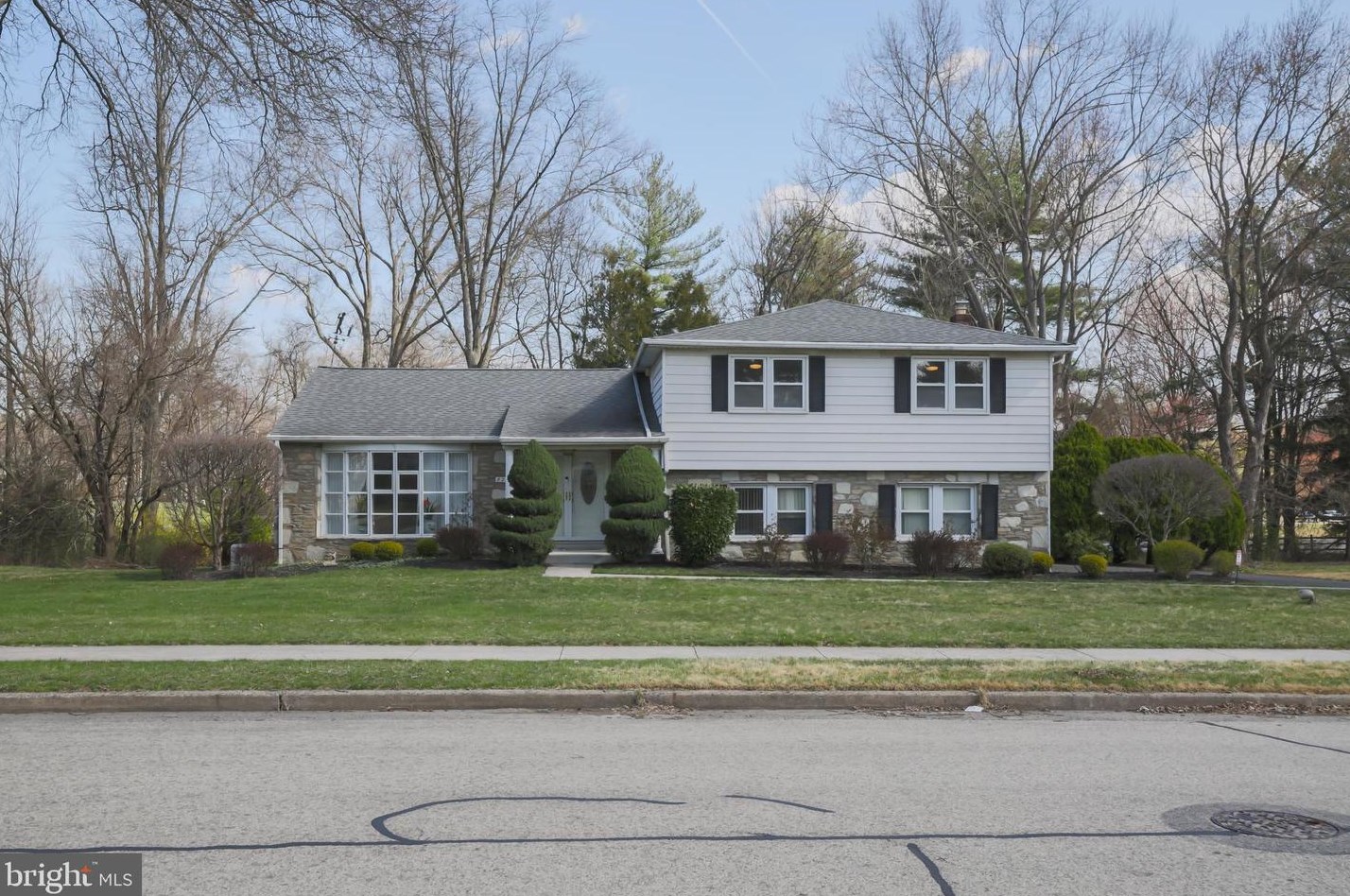 825 Warfield Ln, Huntingdon Valley PA 19006-3426 exterior